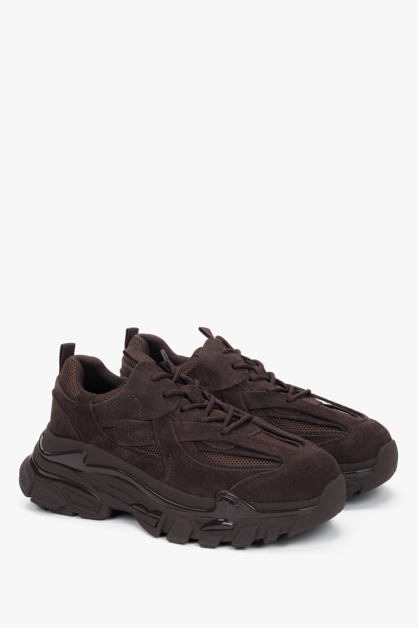 Ciemnobrązowe sneakersy damskie na grubej podeszwie z weluru naturalnego.