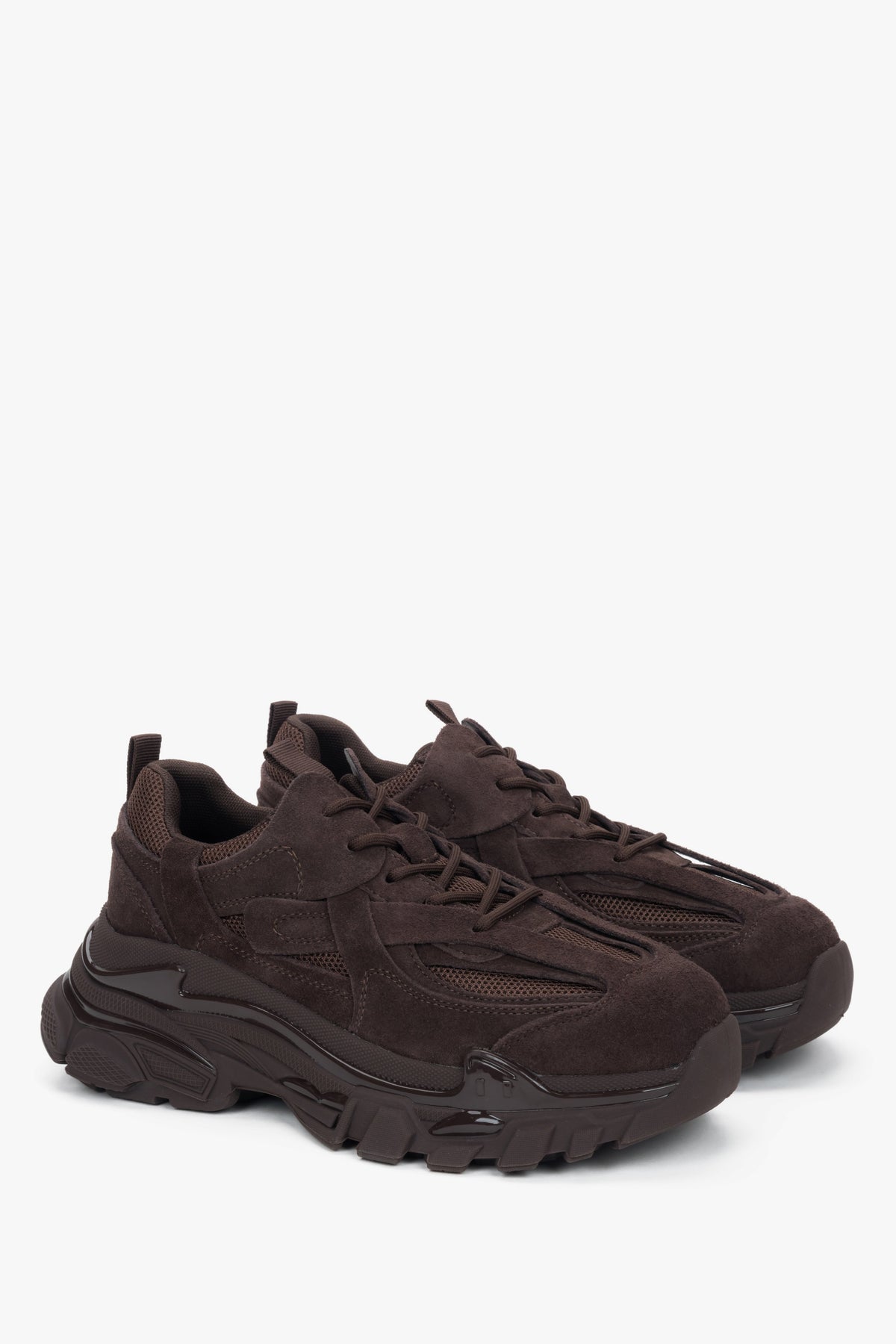 Ciemnobrązowe sneakersy damskie na grubej podeszwie z weluru naturalnego.