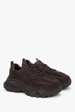 Ciemnobrązowe sneakersy damskie na grubej podeszwie z weluru naturalnego.