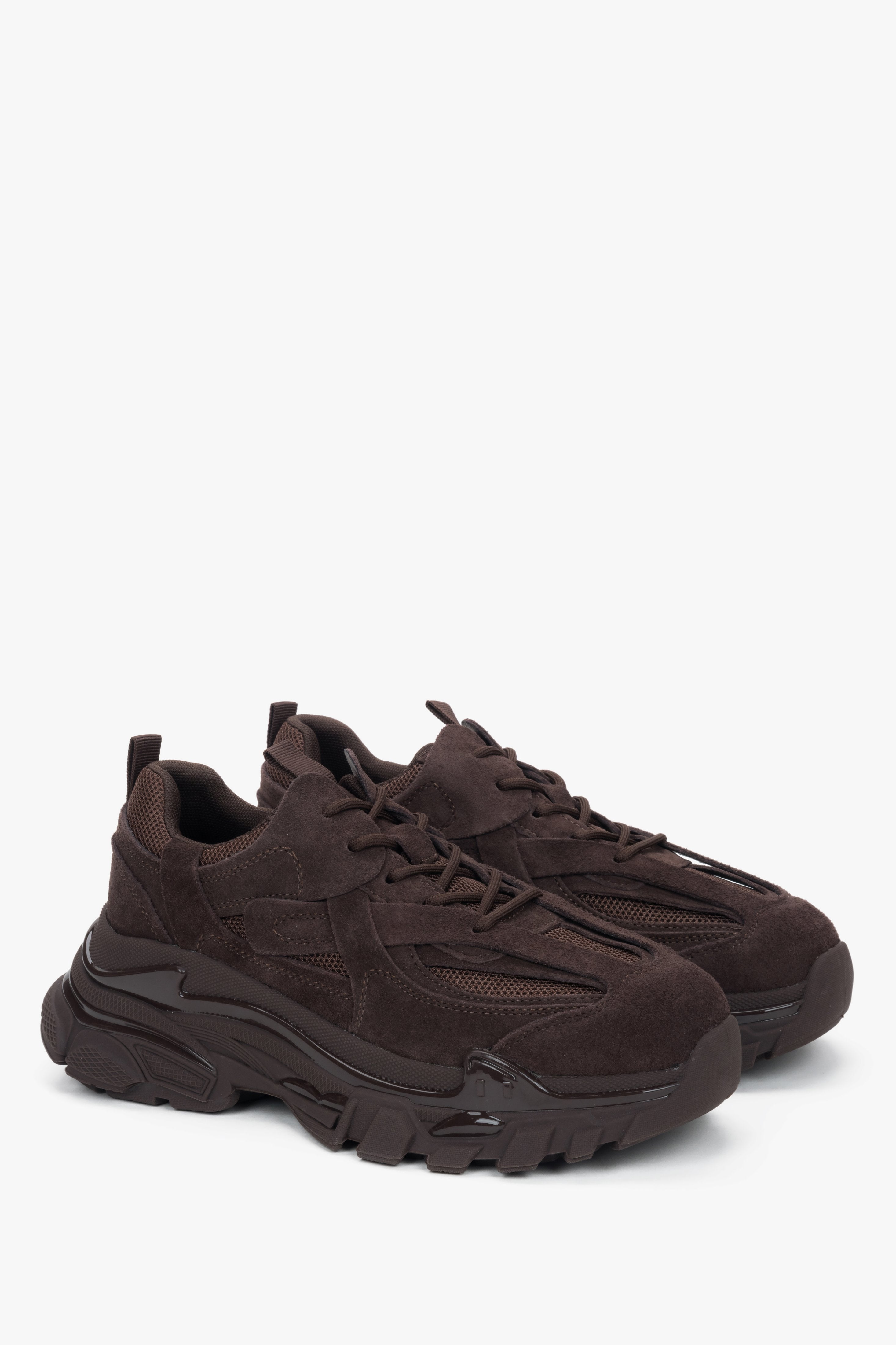 Ciemnobrązowe sneakersy damskie na grubej podeszwie z weluru naturalnego.