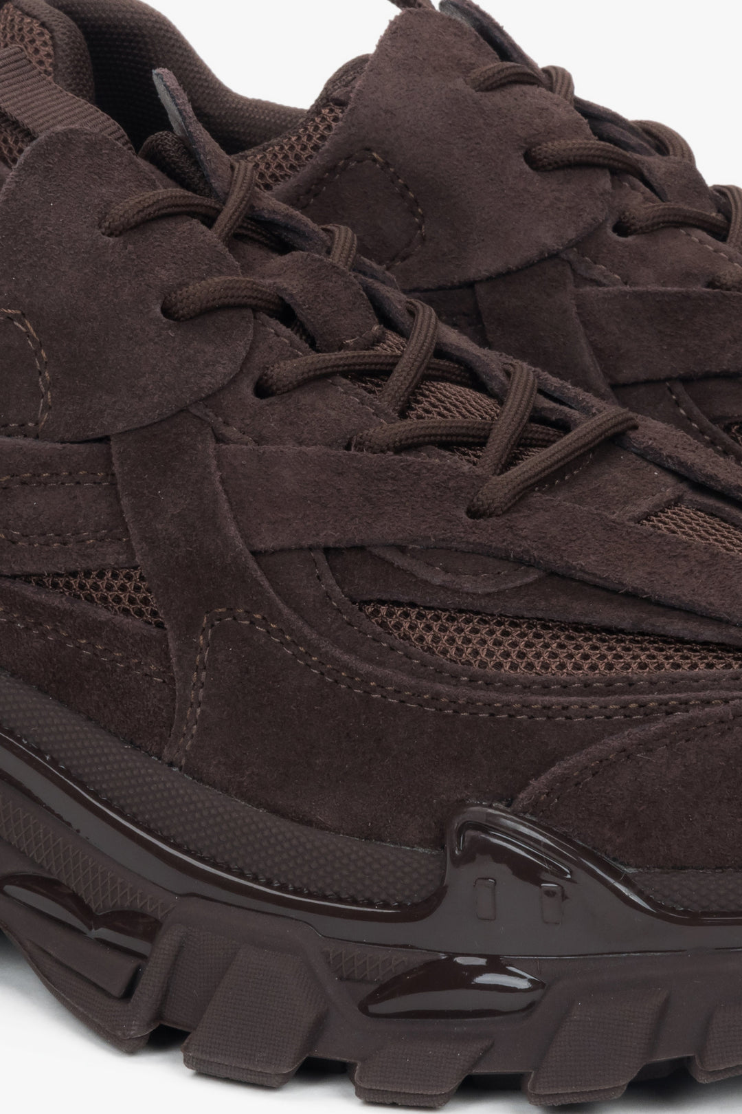 Ciemnobrązowe sneakersy damskie ES8, na grubej podeszwie, z weluru naturalnego - zbliżenie na detale.