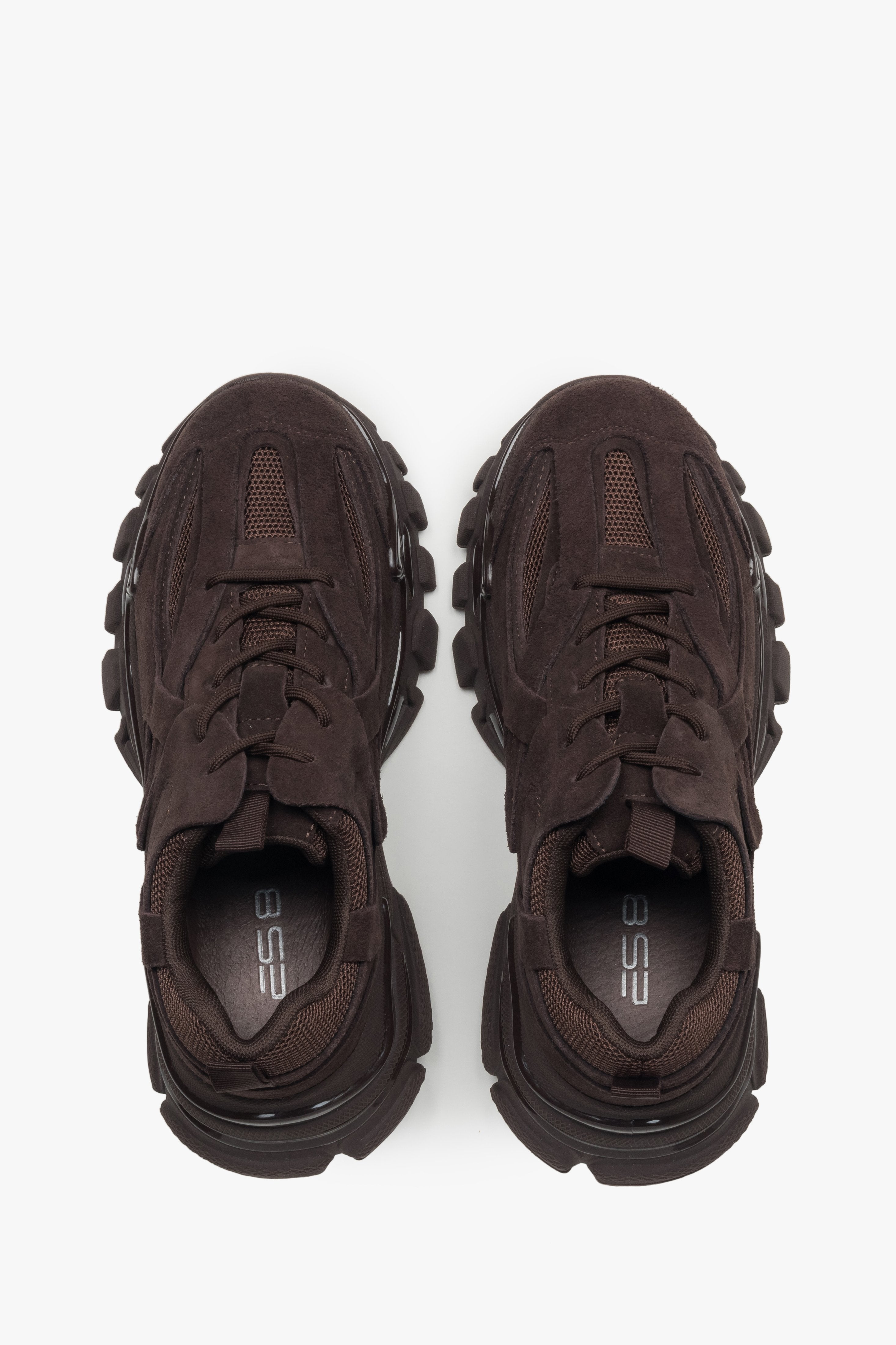 Ciemnobrązowe sneakersy damskie na grubej podeszwie z weluru naturalnego - prezentacja z góry.