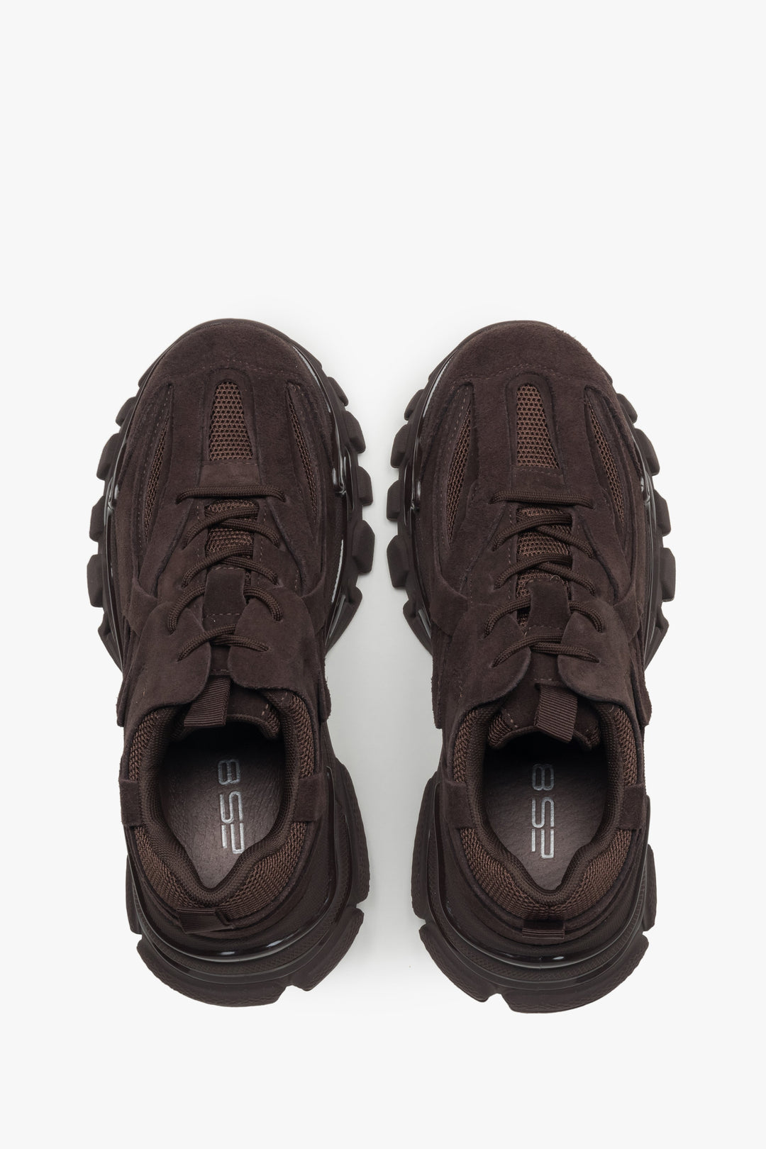 Ciemnobrązowe sneakersy damskie na grubej podeszwie z weluru naturalnego - prezentacja z góry.