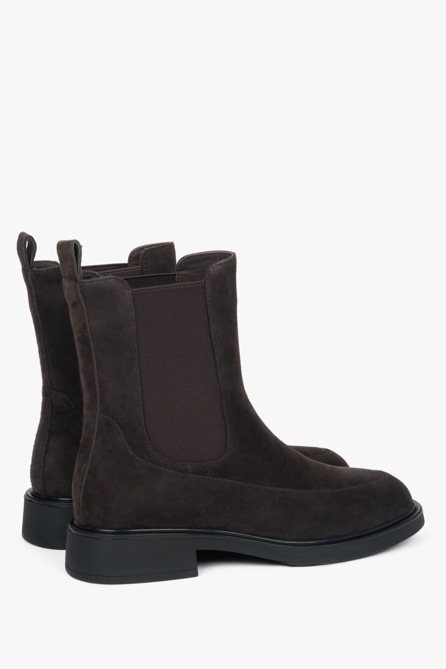 Z naturalnego weluru, ciemnobrązowe sztyblety damskie z elastyczną wstawką Estro.