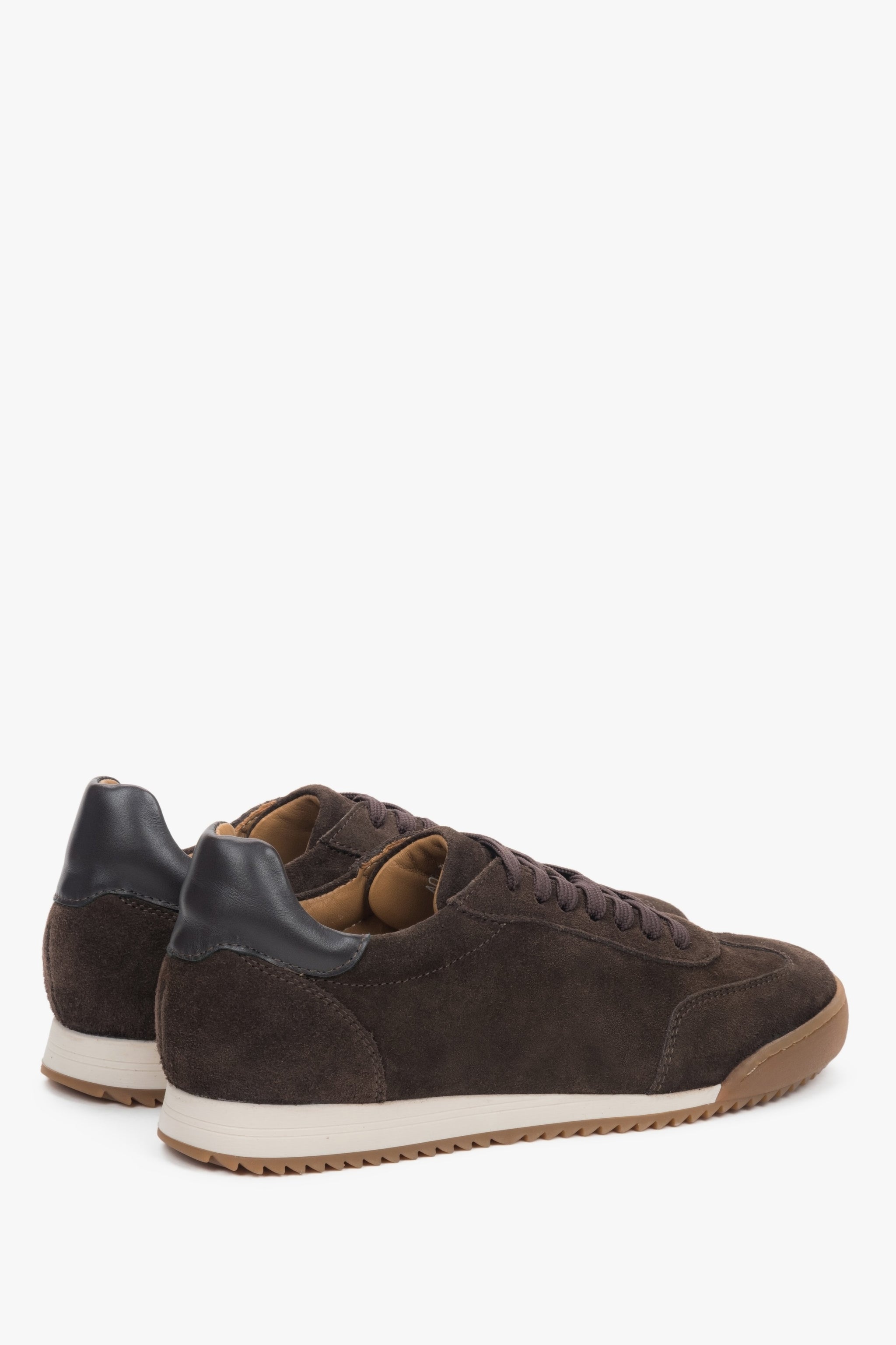 Na sprężystej podeszwie, ciemnobrązowe trampki damskie z włoskiego weluru naturalnego Premium Estro.