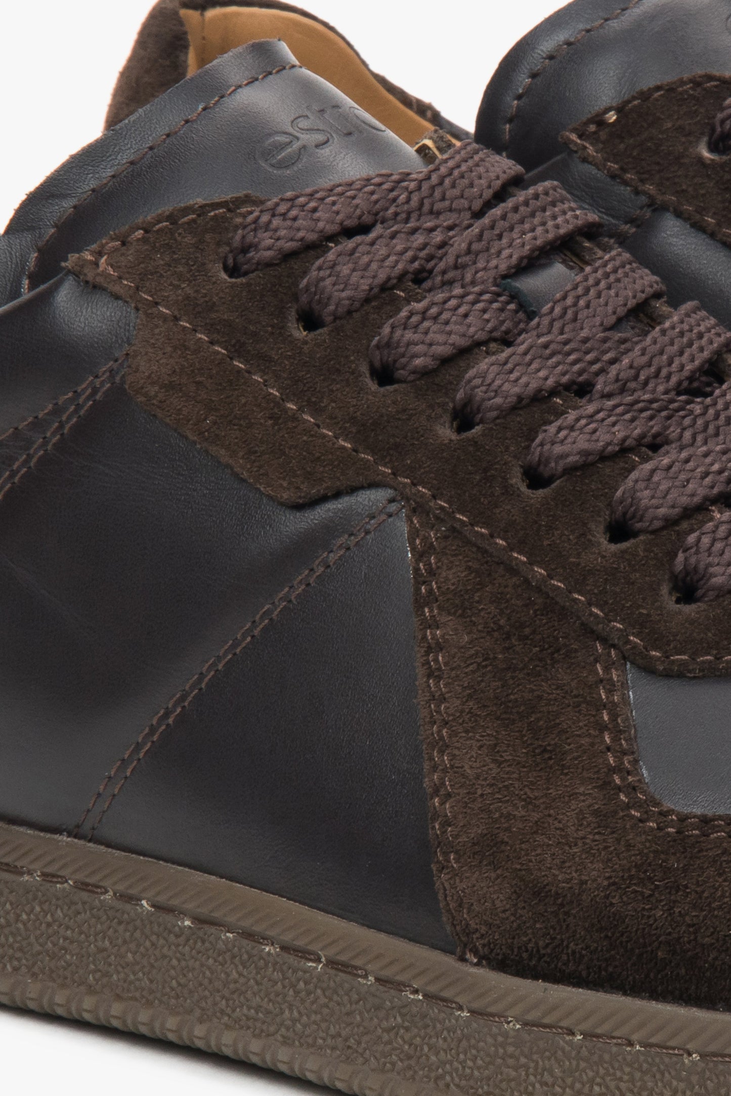 Luksusowe męskie trampki uszyte z połączenia wysokiej jakości włoskiej skóry naturalnej i miękkiego, brązowego weluru.