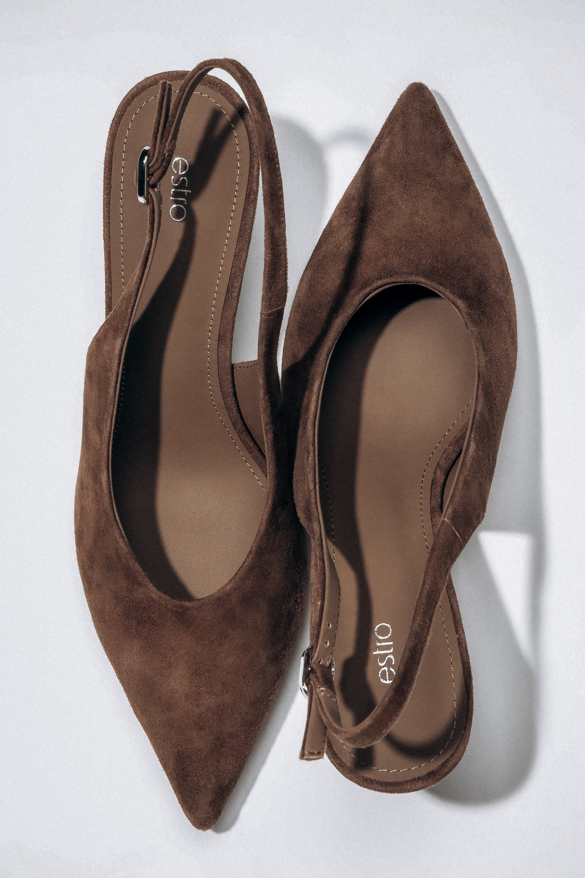 Ciemnobrązowe welurowe czółenka damskie typu slingback na obcasie Estro ER00119044.