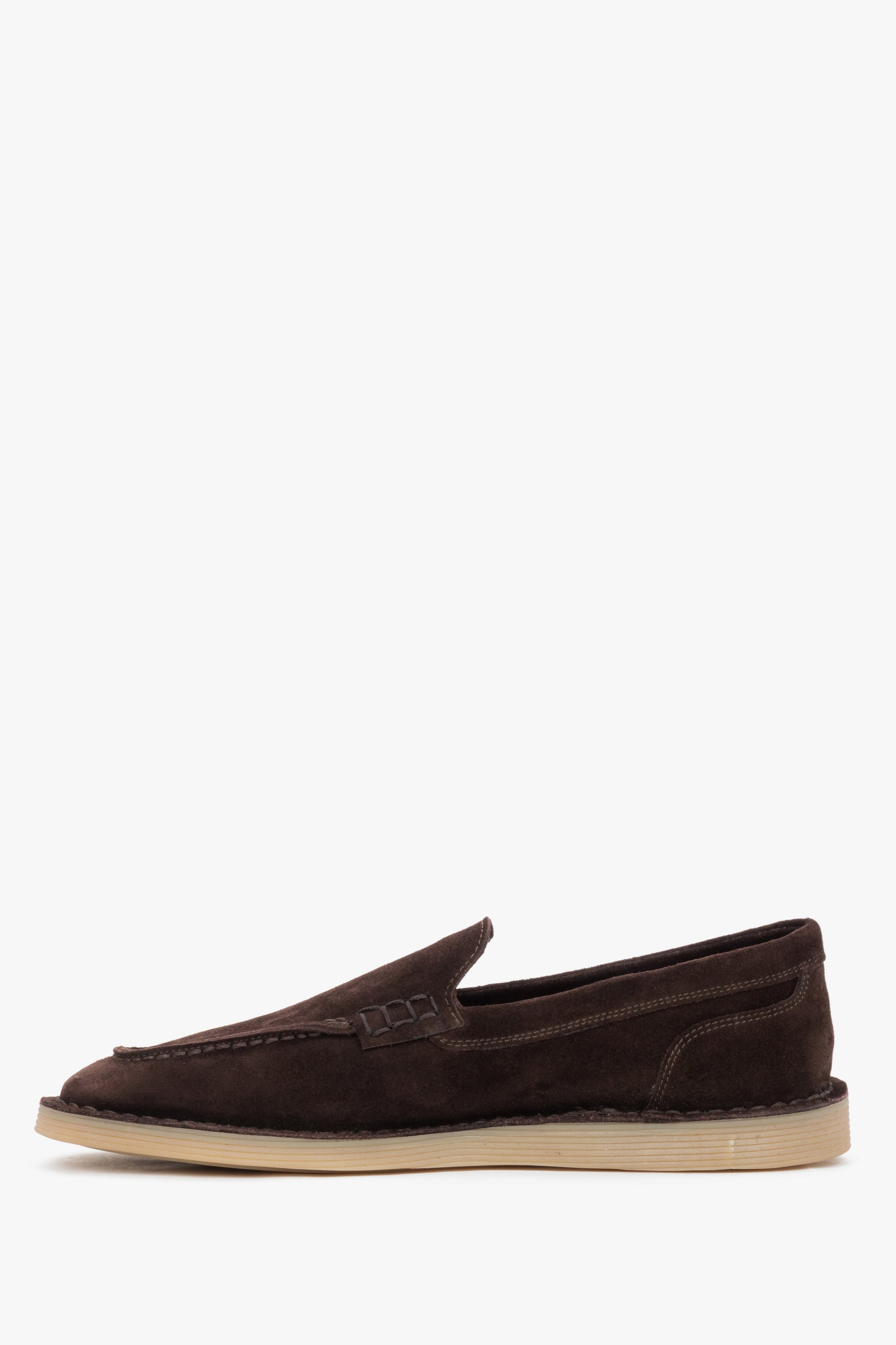 Wsuwane buty typu loafers ukazujące elastyczną, komfortową strukturę spodu z TPU oraz precyzyjnie wykończone krawędzie cholewki.