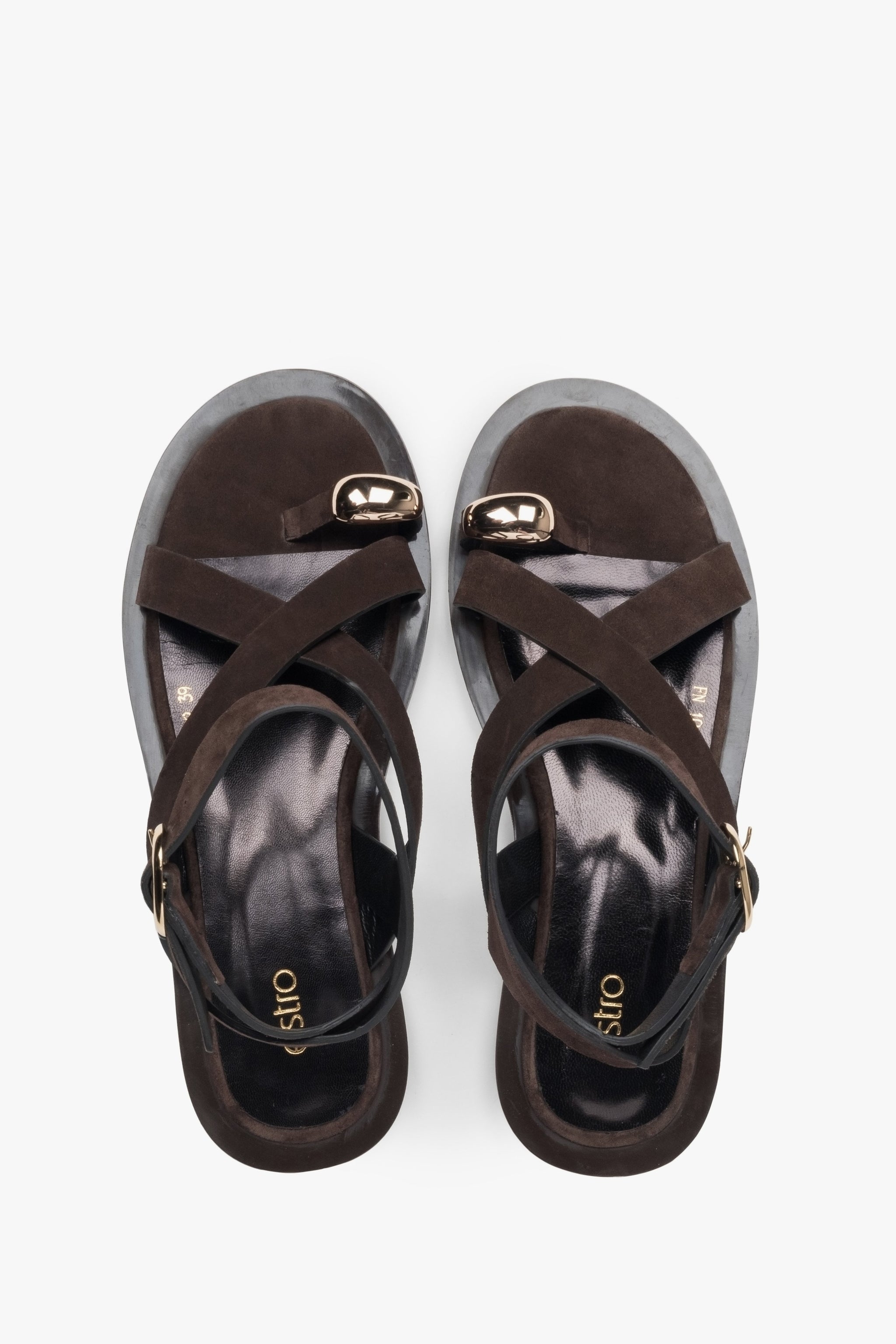 Ciemnobrązowe welurowe sandały marki Estro, idealne na lato, z oryginalnym designem z pętelką na palec - prezentacja z góry.