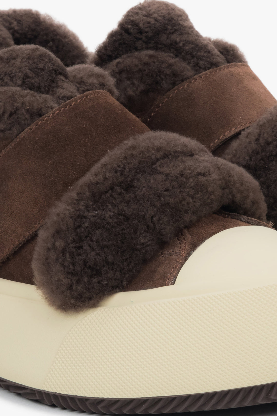 Ciemnobrązowe welurowe trampki damskie z futrzanym ociepleniem ES8 - detale.