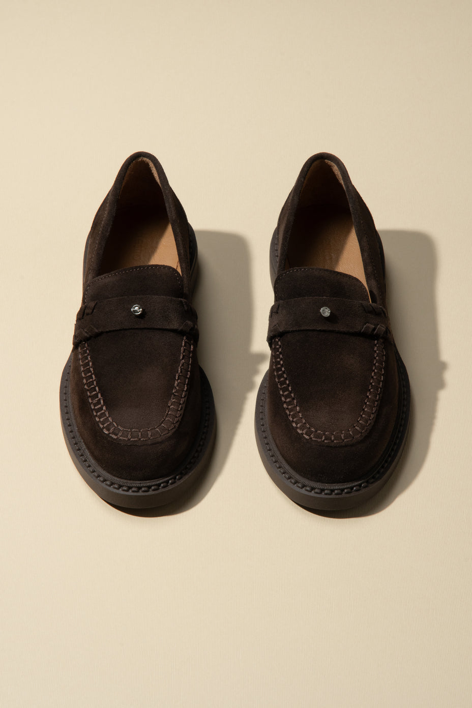 Ciemnobrązowe loafersy damskie typu Penny z włoskiego weluru naturalnego Premium Estro ER00116793