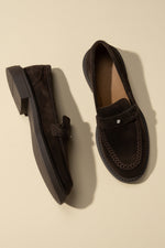 Ciemnobrązowe loafersy damskie typu Penny z włoskiego weluru naturalnego Premium Estro ER00116793