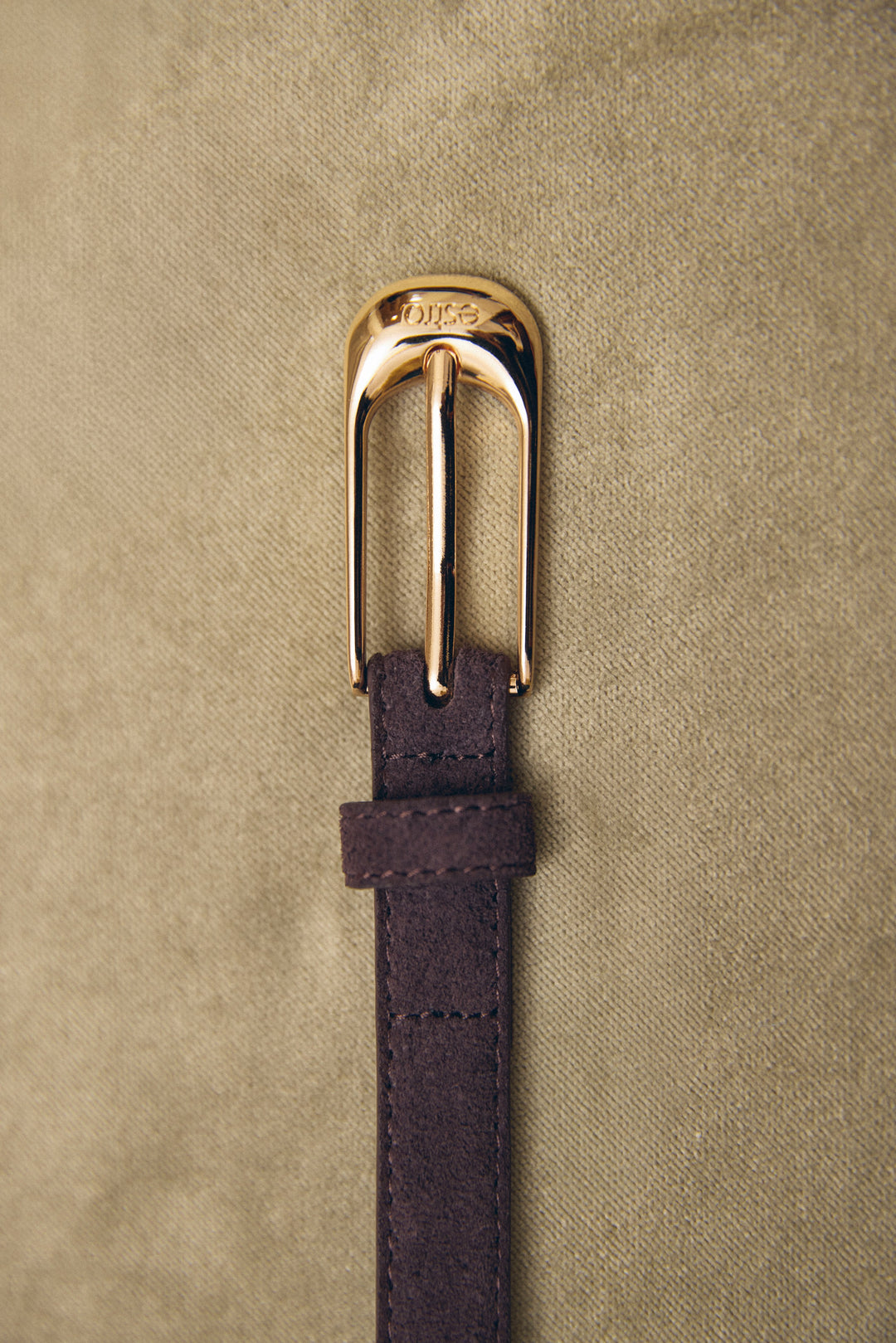 Ciemnobrązowy elegancki pasek damski z weluru naturalnego ze złotymi oukciami Estro ER00118298.