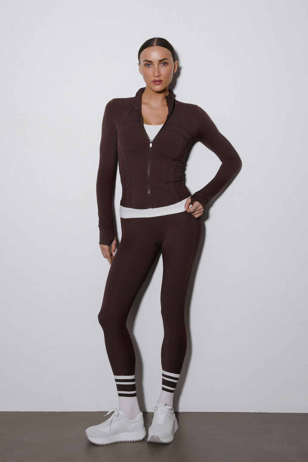 Ciemnobrązowy komplet dresowy: bluza ze stójką i spodnie slim fit Estro ER00119508.