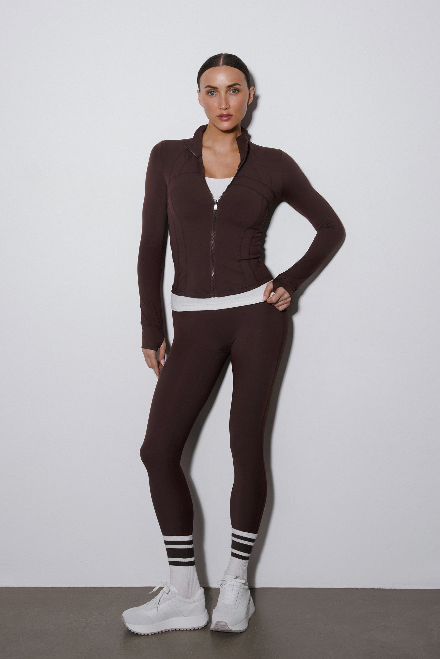 Ciemnobrązowy komplet dresowy: bluza ze stójką i spodnie slim fit Estro ER00119508.
