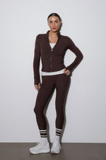 Ciemnobrązowy komplet dresowy: bluza ze stójką i spodnie slim fit Estro ER00119508.