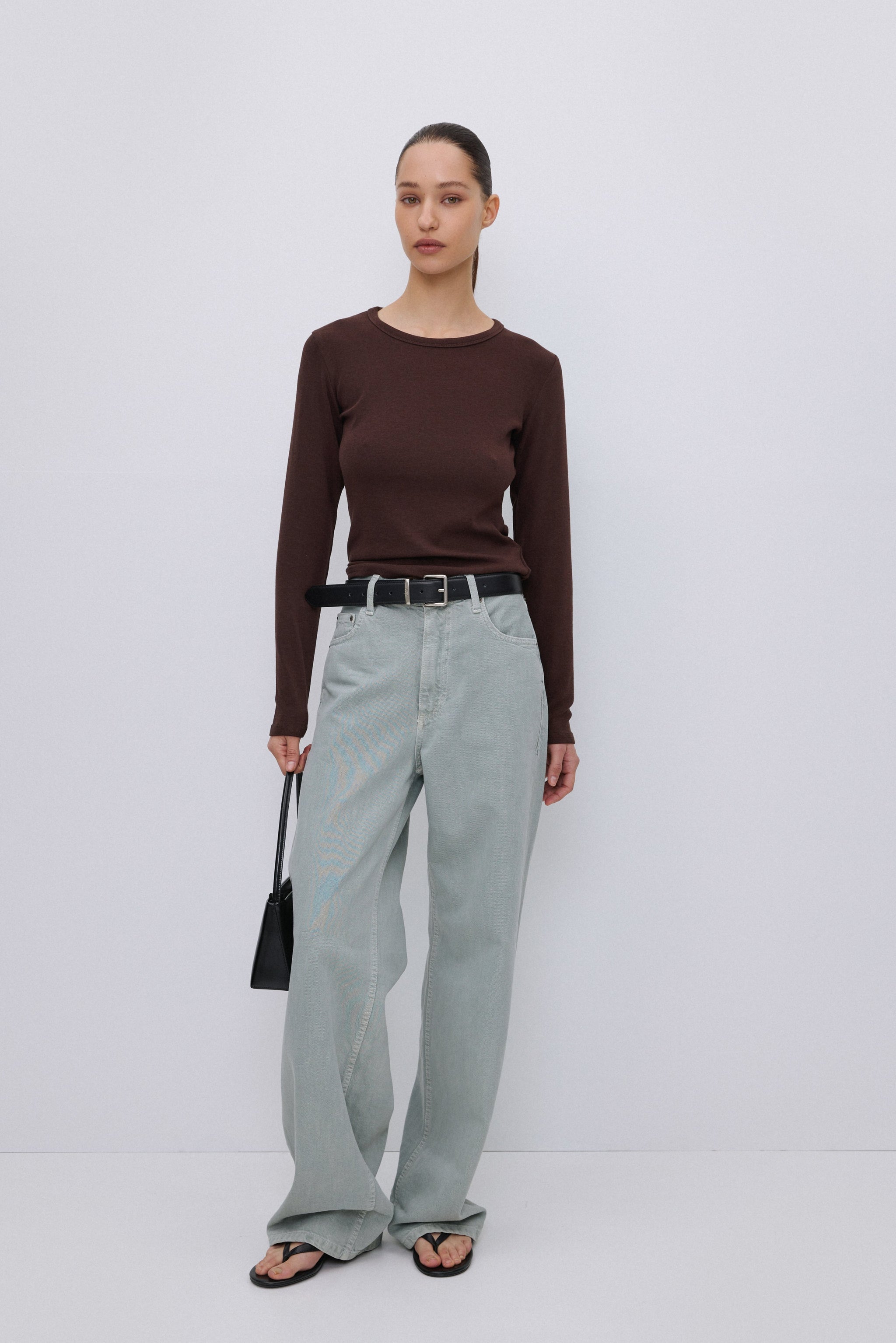 Ciemnobrązowy longsleeve damski z dekoltem w łódkę z miękkiej bawełny Estro ER00119656.