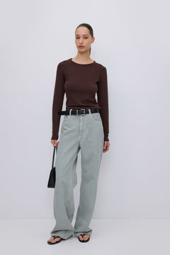Ciemnobrązowy longsleeve damski z dekoltem w łódkę z miękkiej bawełny Estro ER00119656.