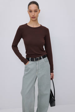 Ciemnobrązowy longsleeve damski z dekoltem w łódkę z miękkiej bawełny.