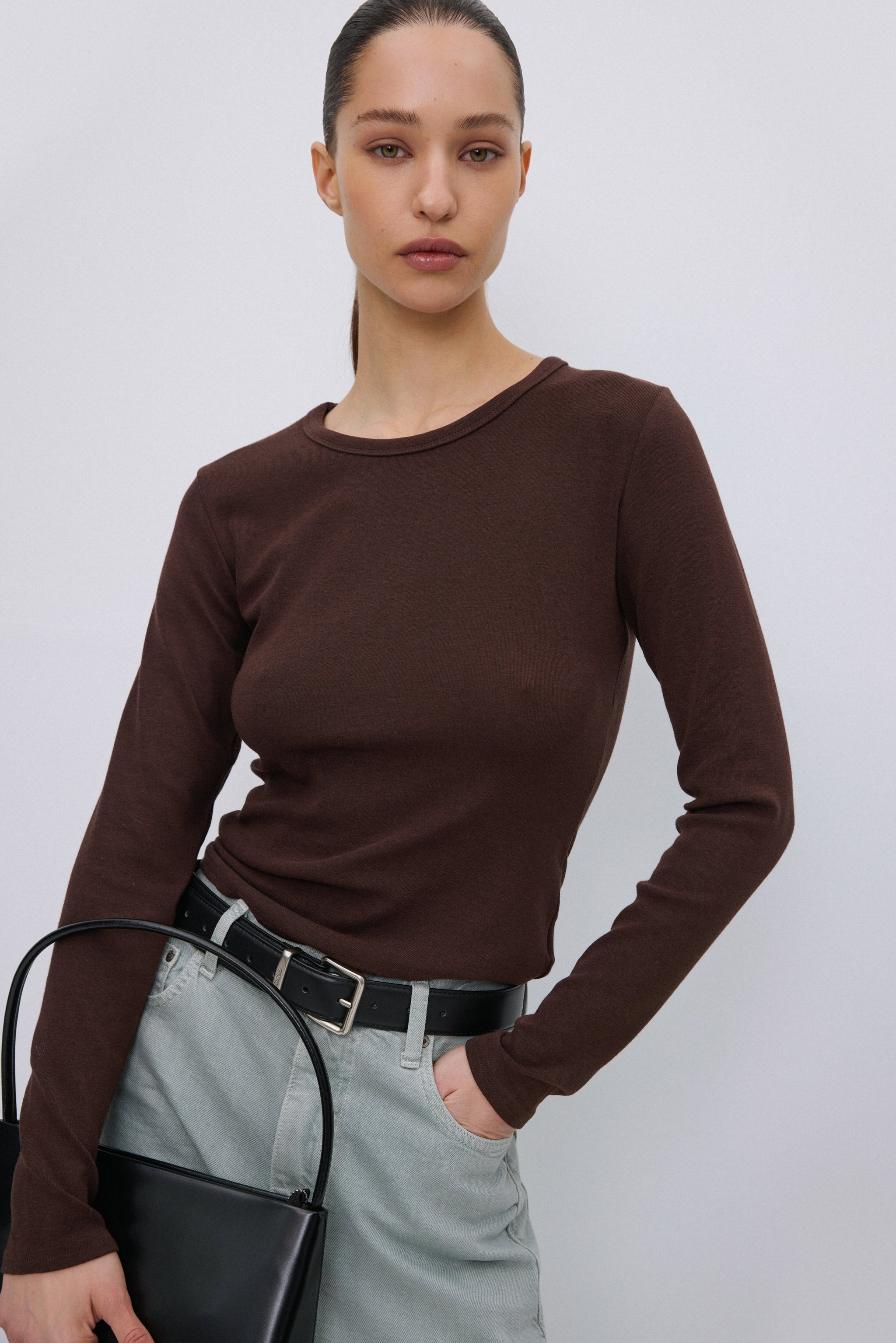 Damski ciemnobrązowy longsleeve z dekoltem w łódkę z miękkiej bawełny Estro.