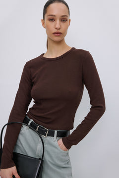 Damski ciemnobrązowy longsleeve z dekoltem w łódkę z miękkiej bawełny Estro.