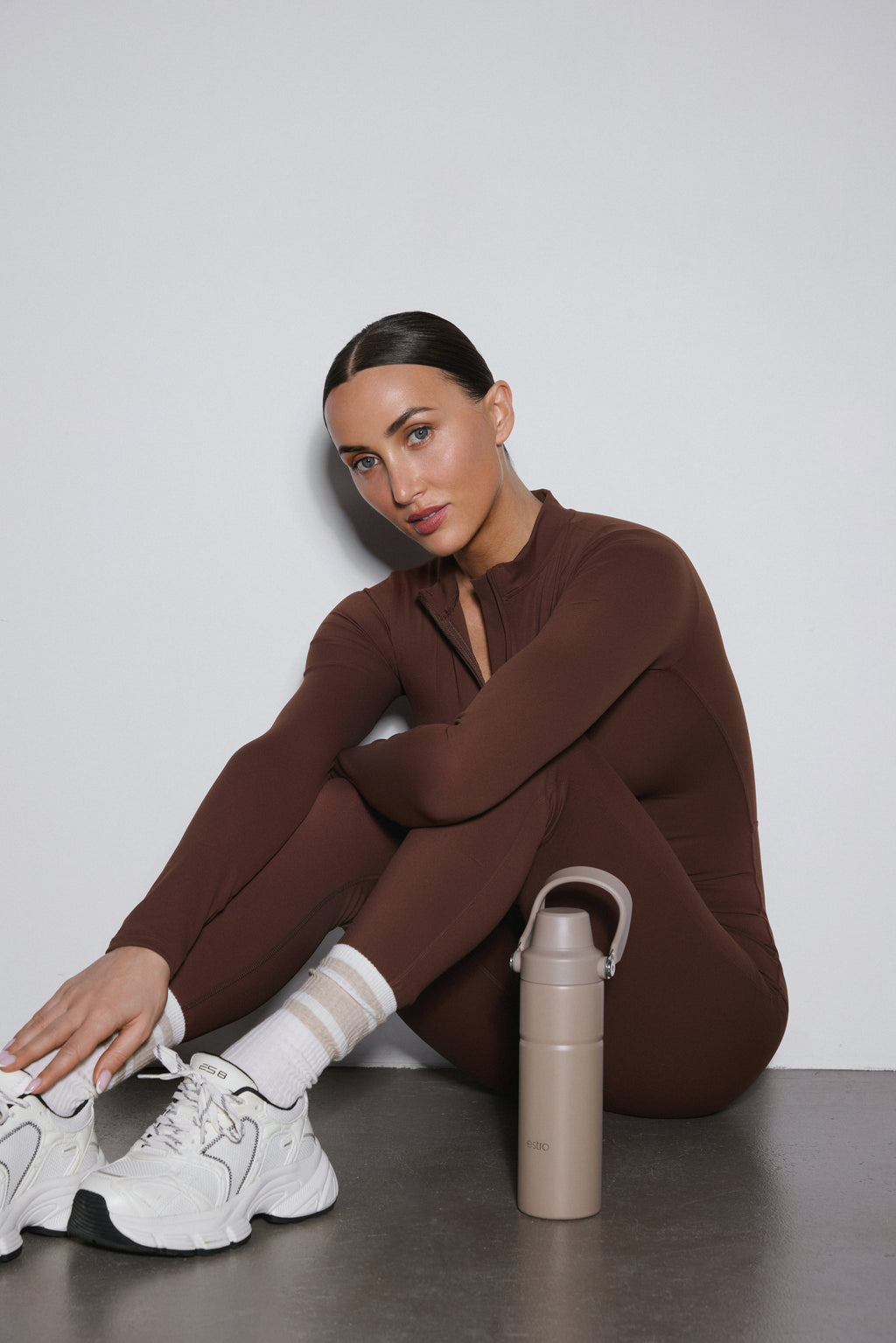 Ciemnobrązowy sportowy kombinezon damski slim fit z długim rękawem Estro ER00119505.