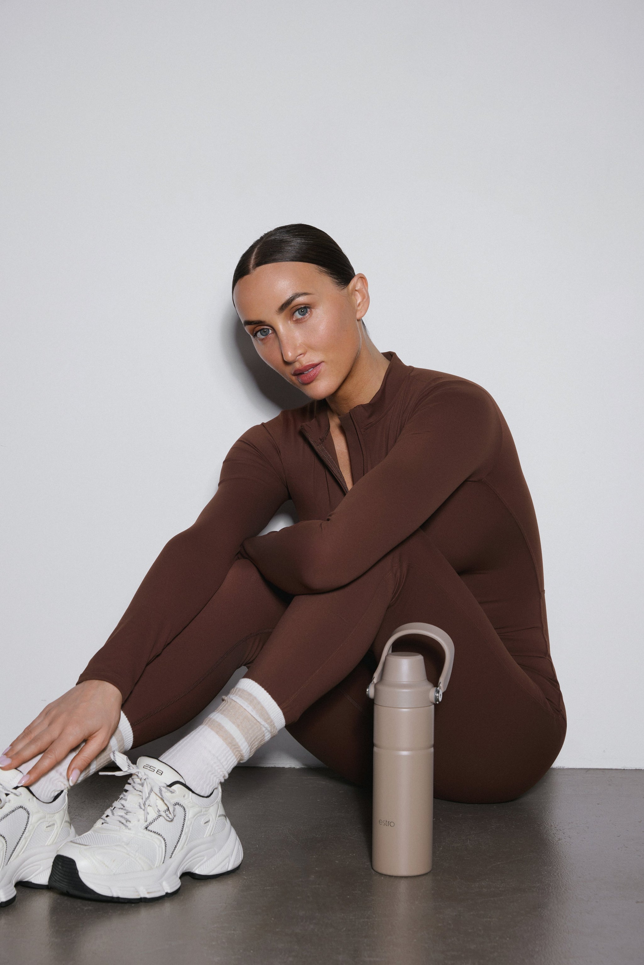 Ciemnobrązowy sportowy kombinezon damski slim fit z długim rękawem Estro ER00119505.