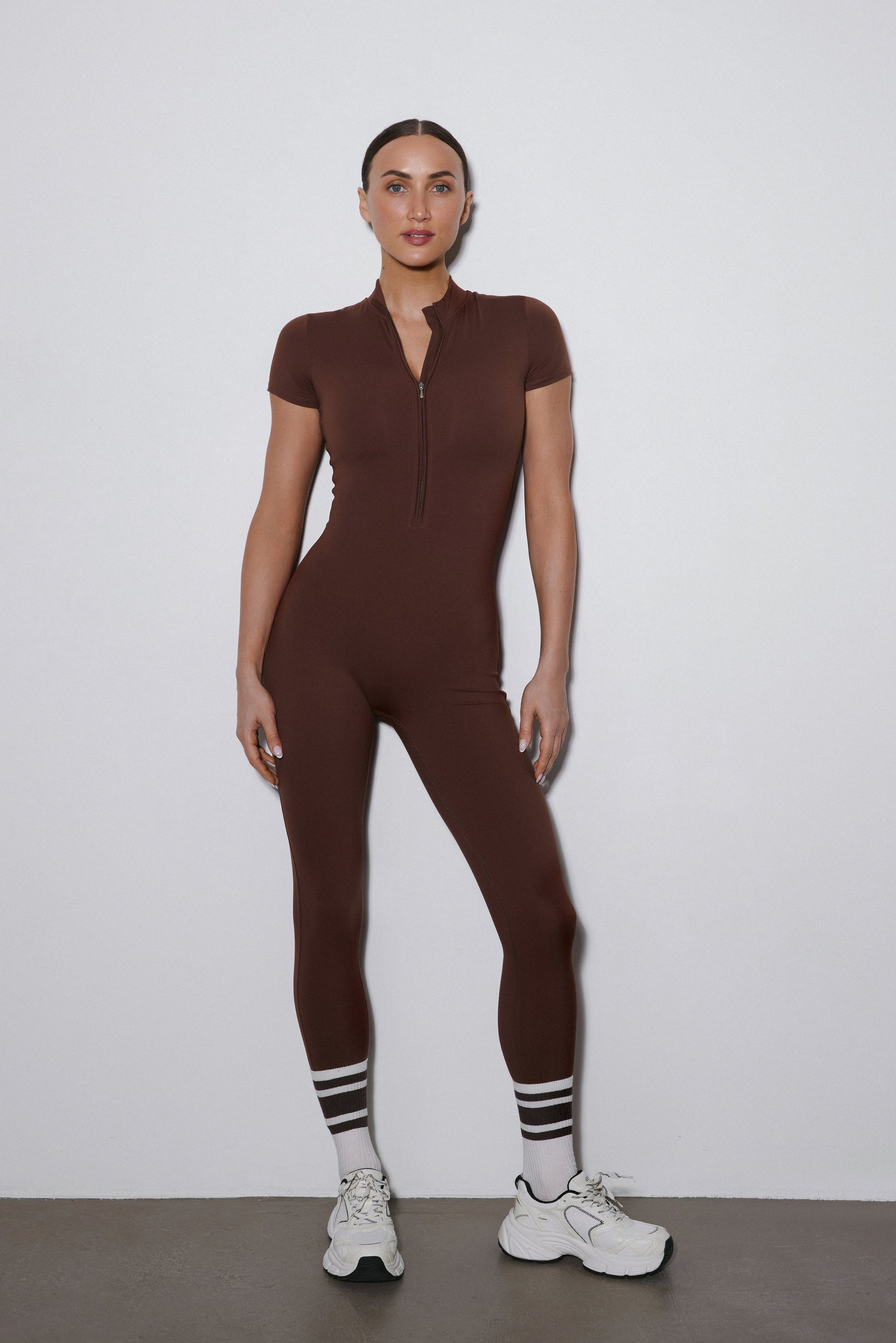 Damski ciemnobrązowy sportowy kombinezon slim fit z krótkim rękawem Estro.