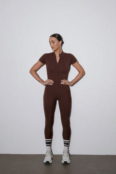Kombinezon damski sportowy, ciemnobrązowy, slim fit, z krótkim rękawem, Estro.