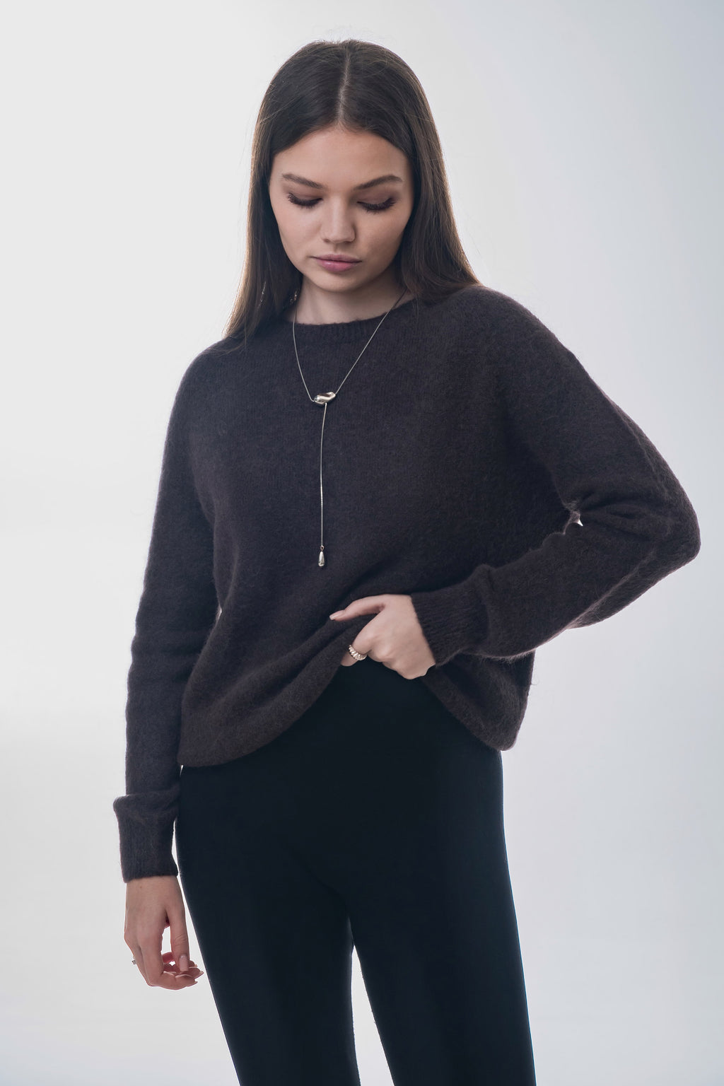 Ciemnobrązowy sweter damski z dodatkiem wełny z alpaki Estro ER00118758.