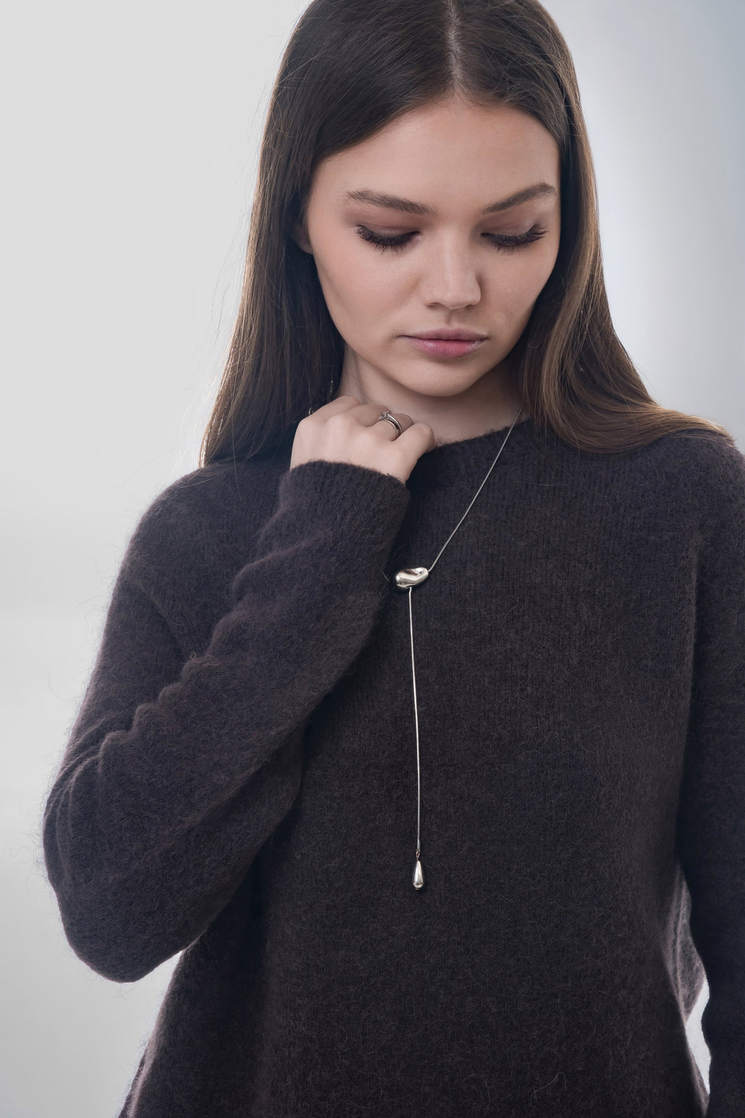 Ciemnobrązowy sweter damski z dodatkiem wełny z alpaki.