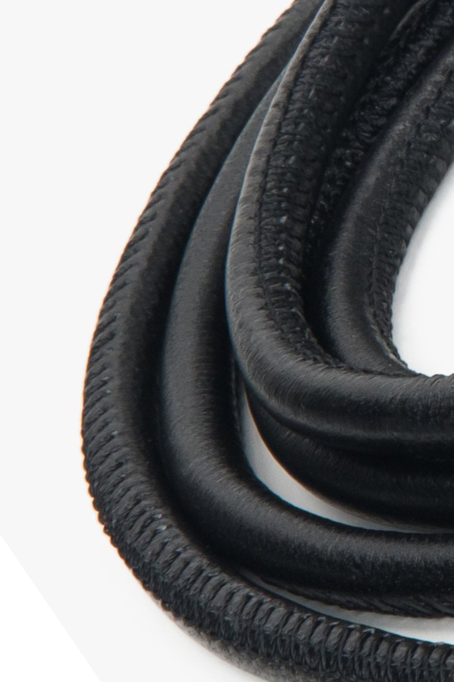 Cienki, czarny pasek ze skóry naturalnej Estro ER00118299.