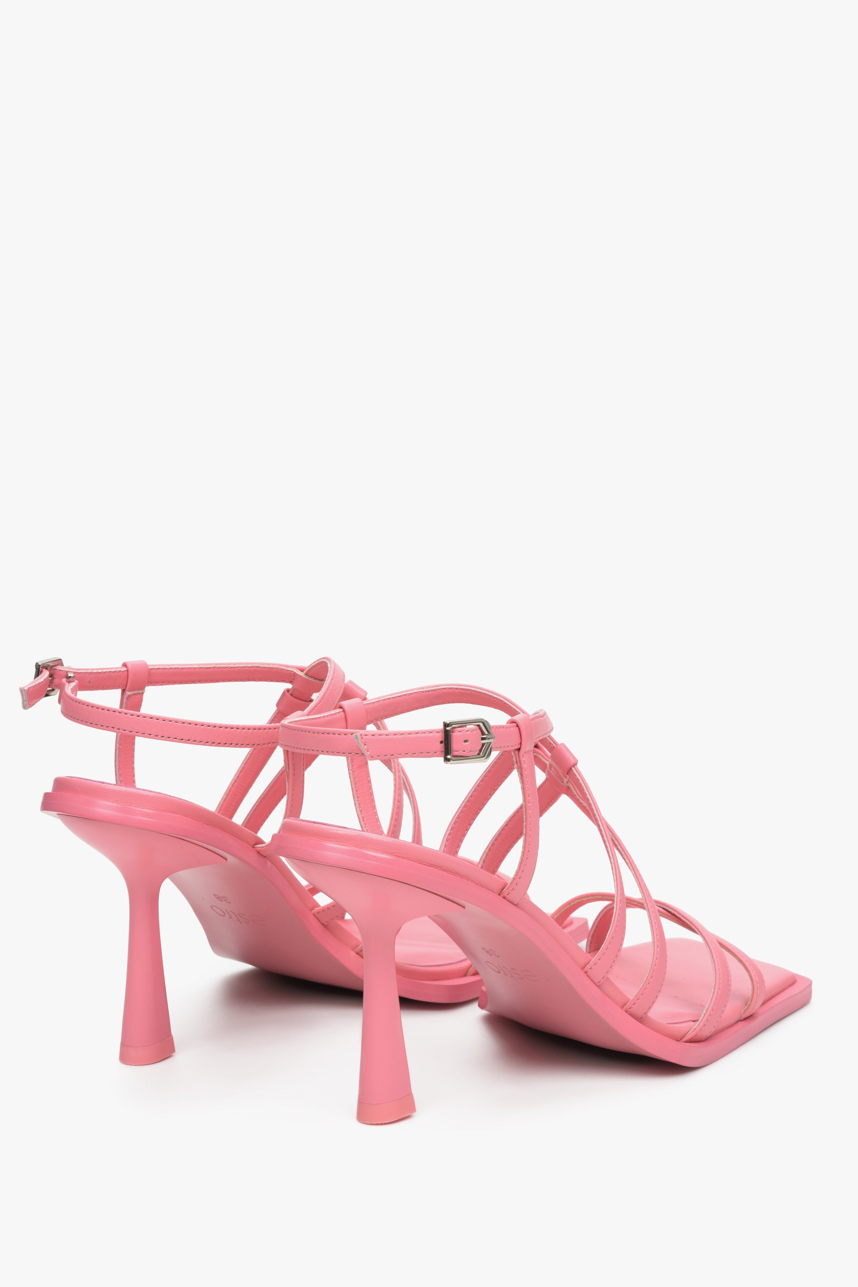 Damskie, skórzane sandały w kolorze różowym Estro - prezentacja modelu z góry.
