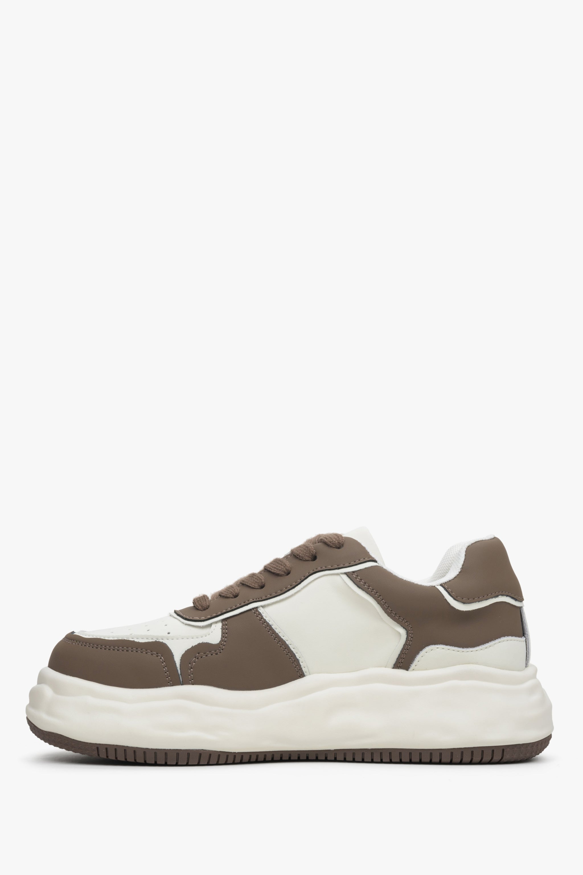 Skórzane sneakersy damskie marki Estro w kolorze brązowo-białym - profil buta.