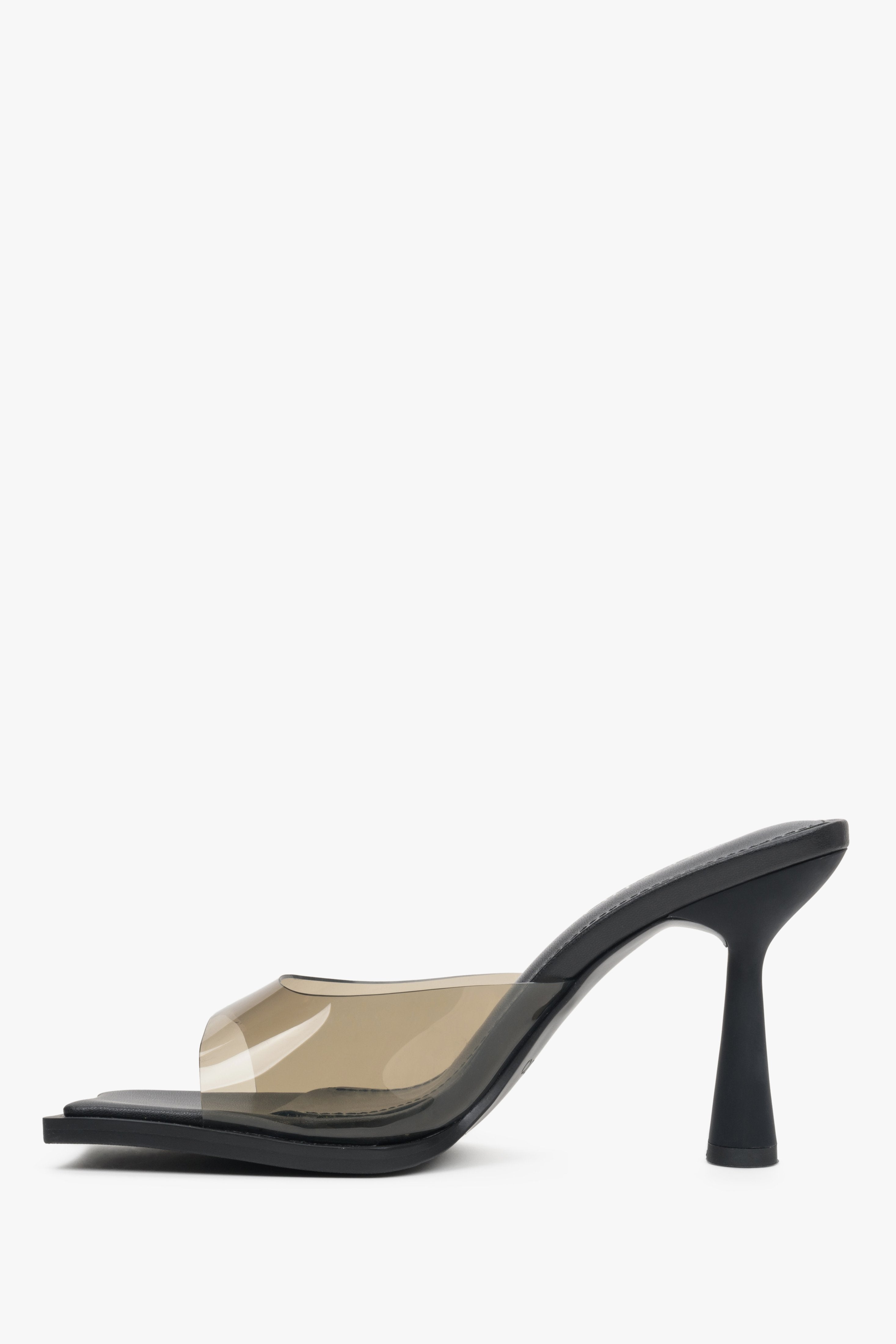 Buty klapki damskie na czarnej podeszwie z prezroczystym paskiem Estro.