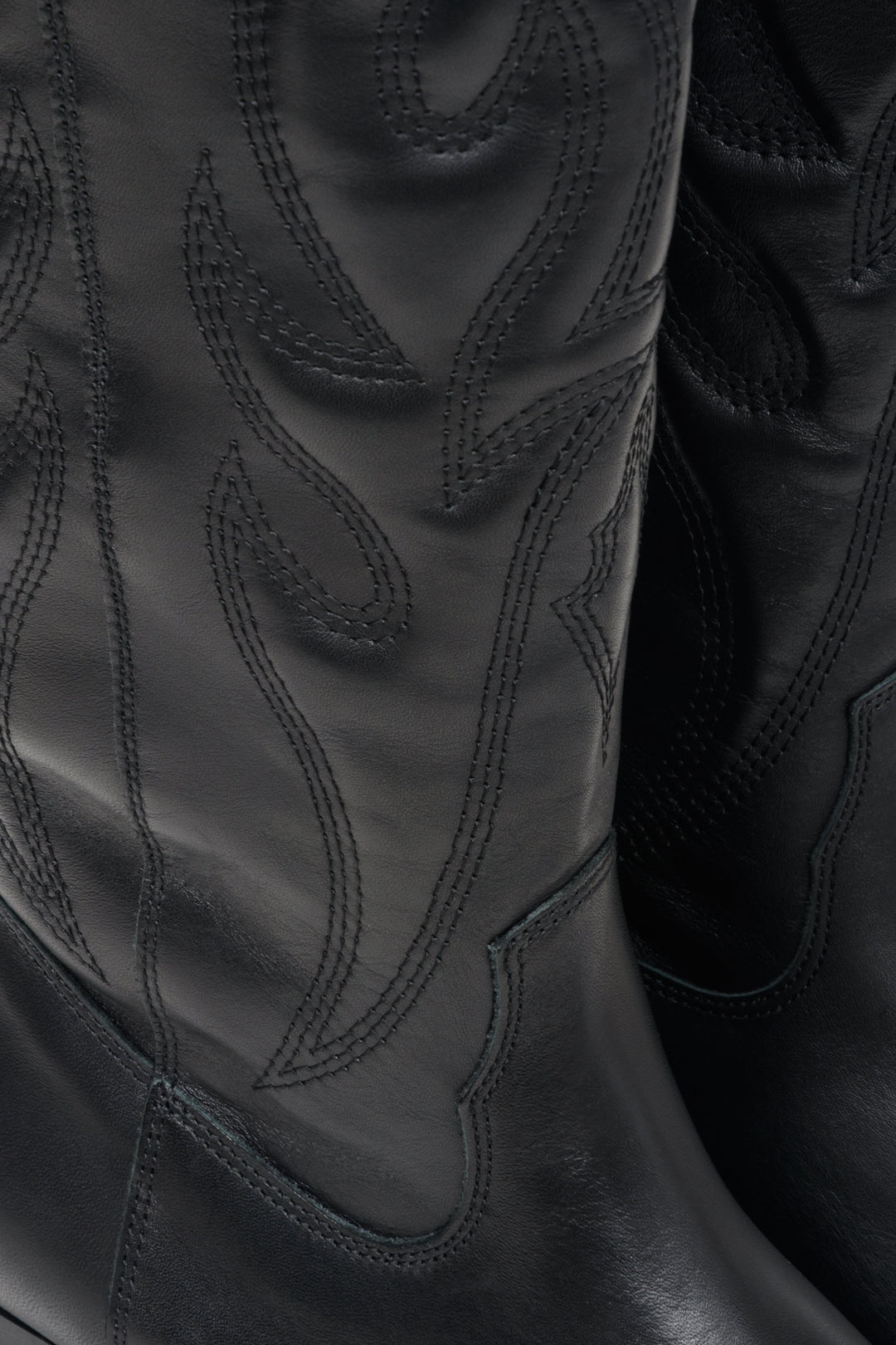 Czarne kowbojki damskie ze zdobieniem z włoskiej skóry naturalnej - zbliżenie na detale.
