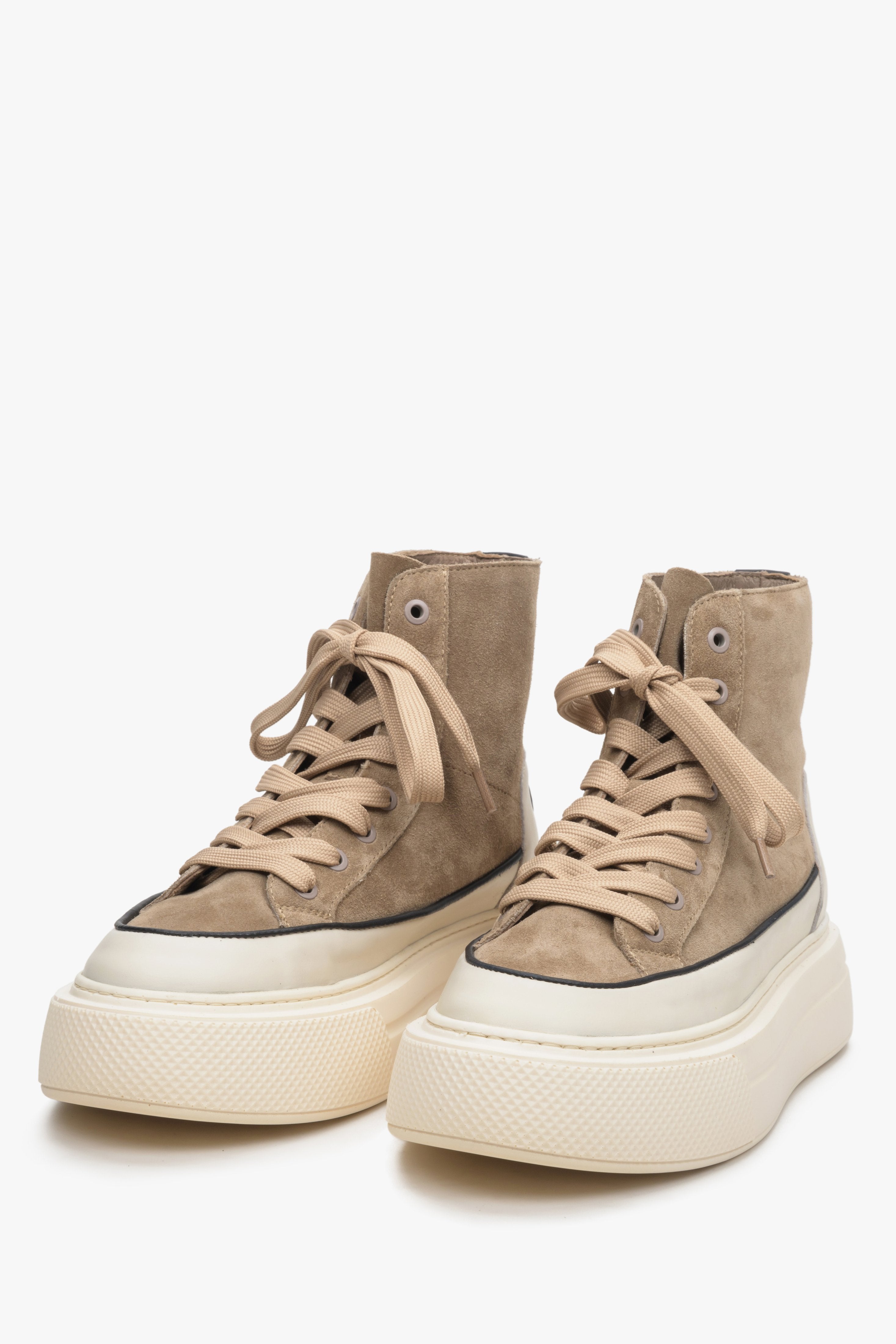 Beżowo-brązowe sneakersy damskie ze skóry i weluru Estro - zbliżenie na przód i system wiązania.
