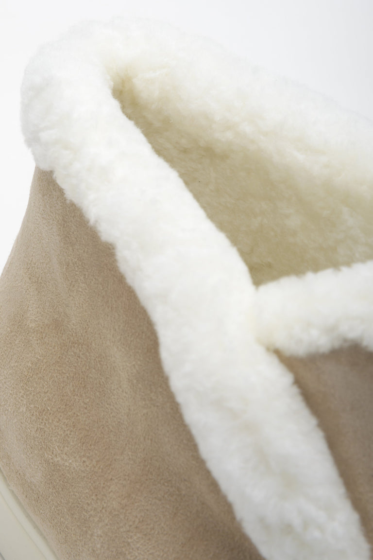 Mokasyny damskie na zimę z weluru naturalnego z futrem w kolorze jasnobeżowym Estro - zbliżenie na detale.