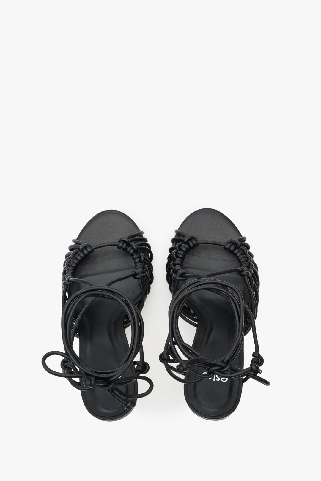 Damskie, skórzane sandały z wiązaniem w kolorze czarnym Estro - prezentacja modelu z góry.