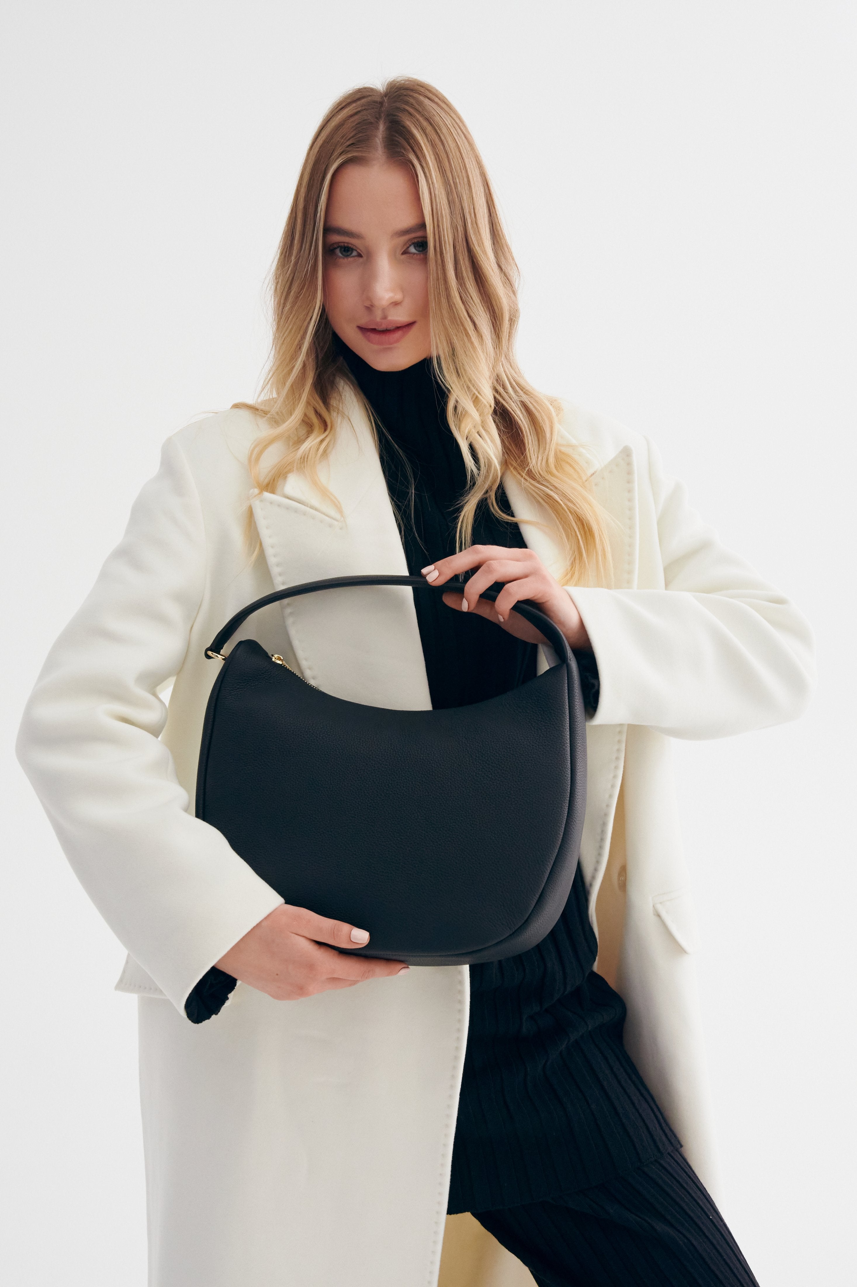 Skórzana czarna torebka do ręki Estro - prezentacja modelu w pełnej stylizacji.