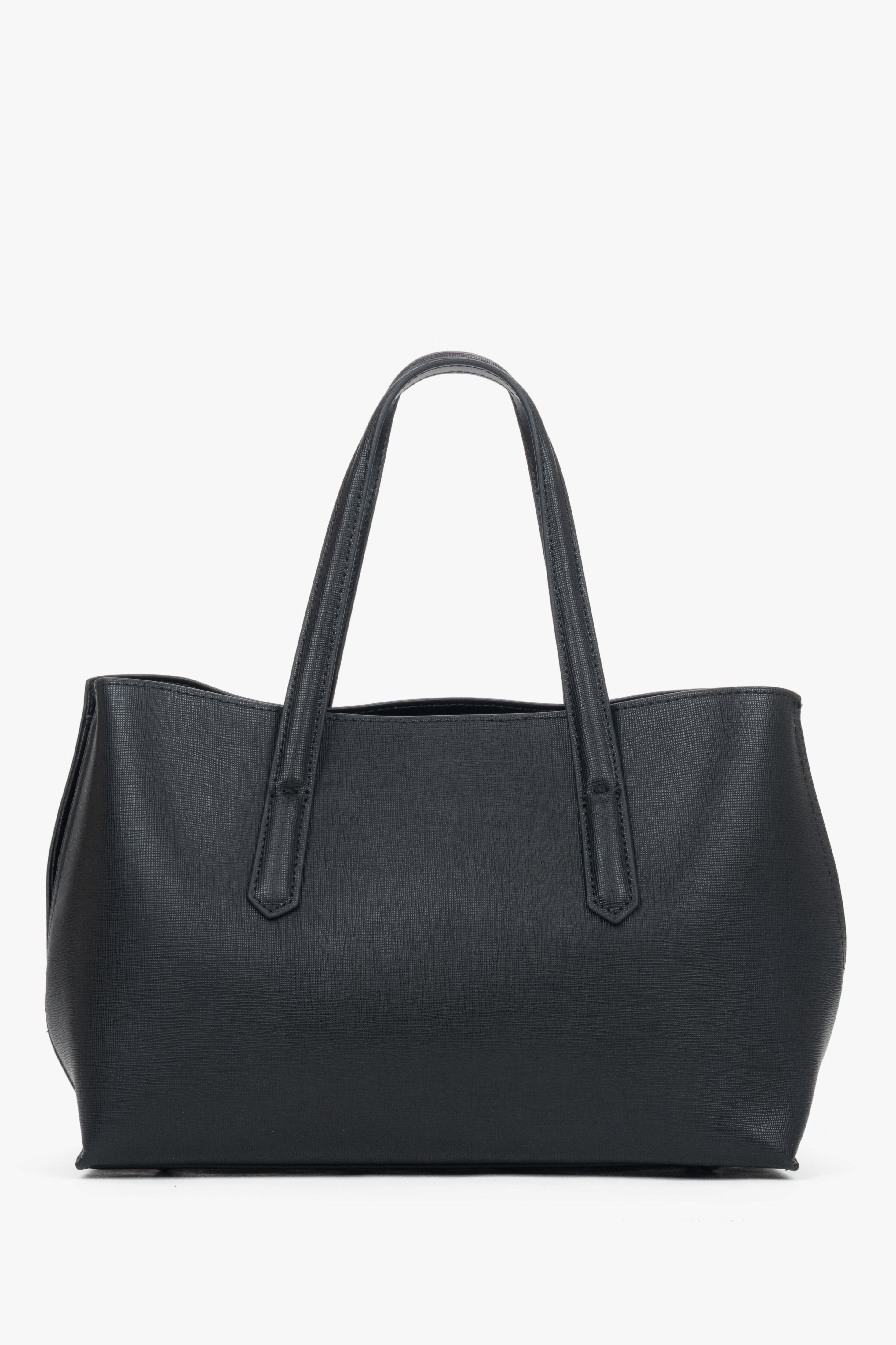 Elegancka czarna torebka typu tote ze skóry naturalnej o klasycznej i pojemnej formie.