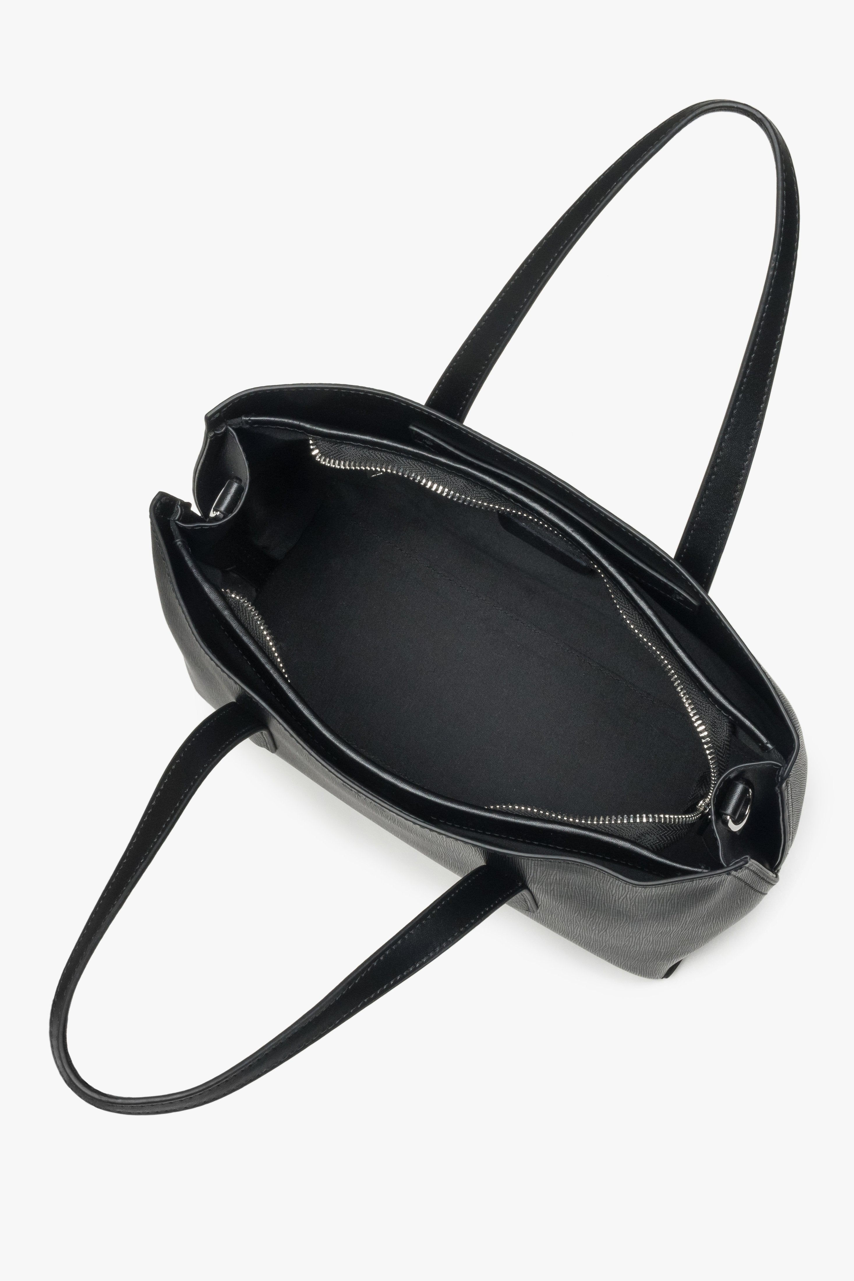 Ponadczasowa czarna torebka tote ze skóry naturalnej, łącząca funkcjonalność z eleganckim designem.