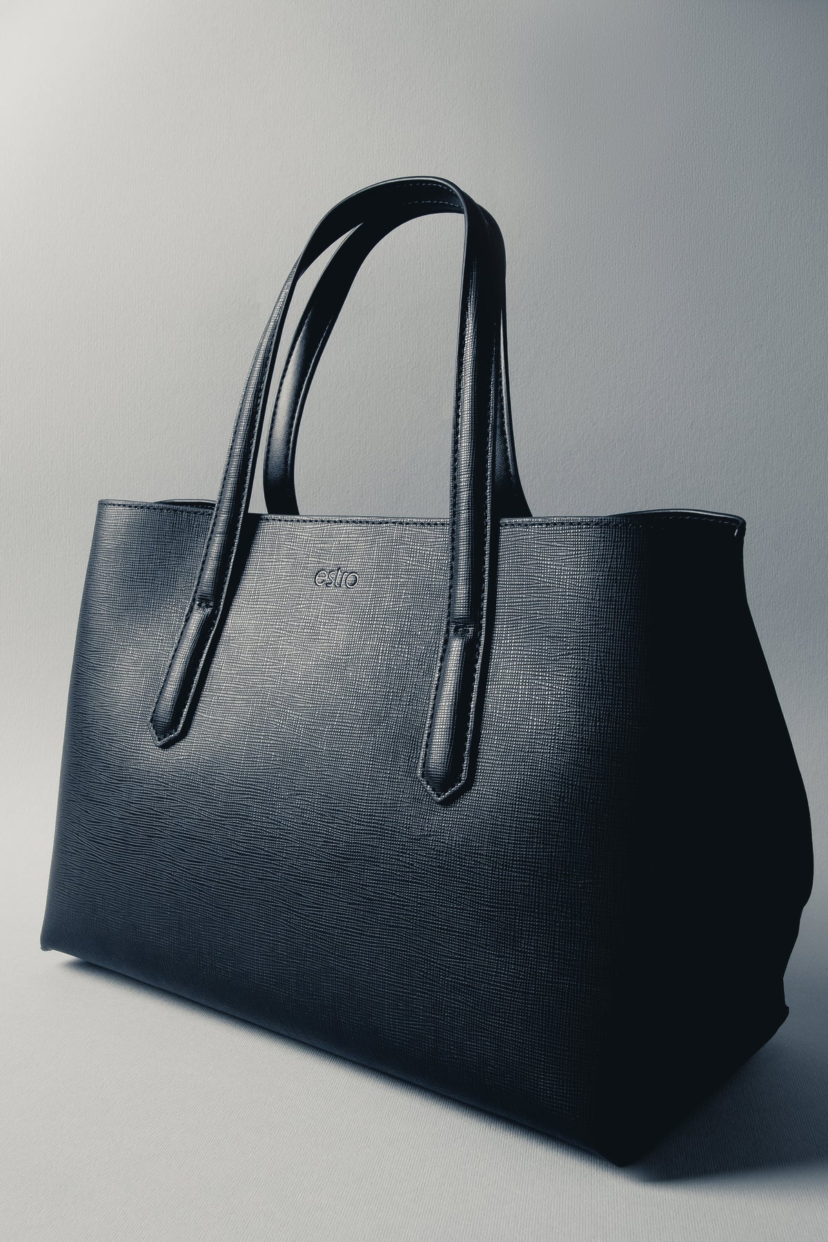 Czarna elegancka torebka damska typu tote ze skóry naturalnej Estro ER00119140