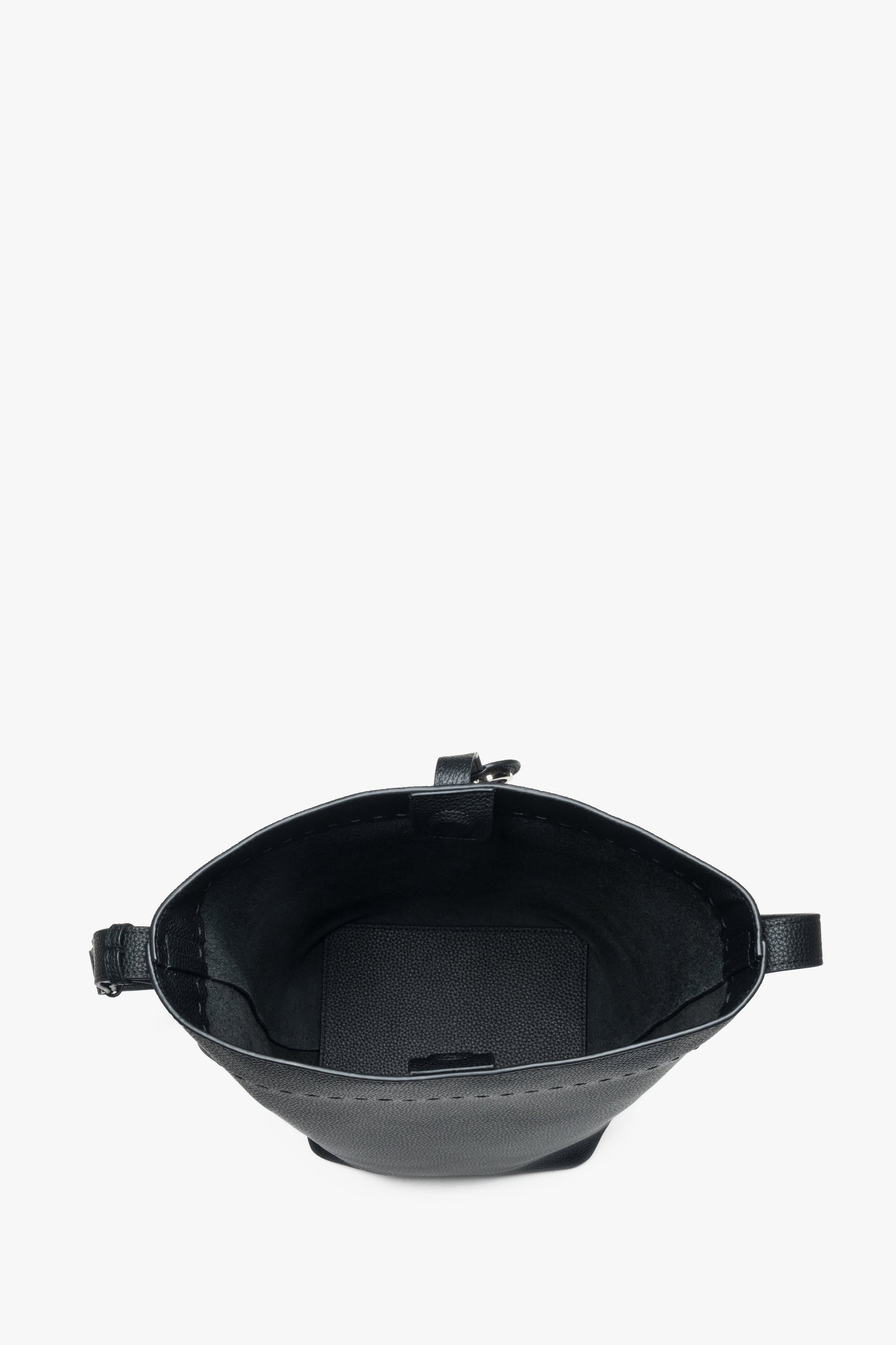 Czarna torebka damska Estro, kubełkowa, na pasku, ze skóry naturalnej.