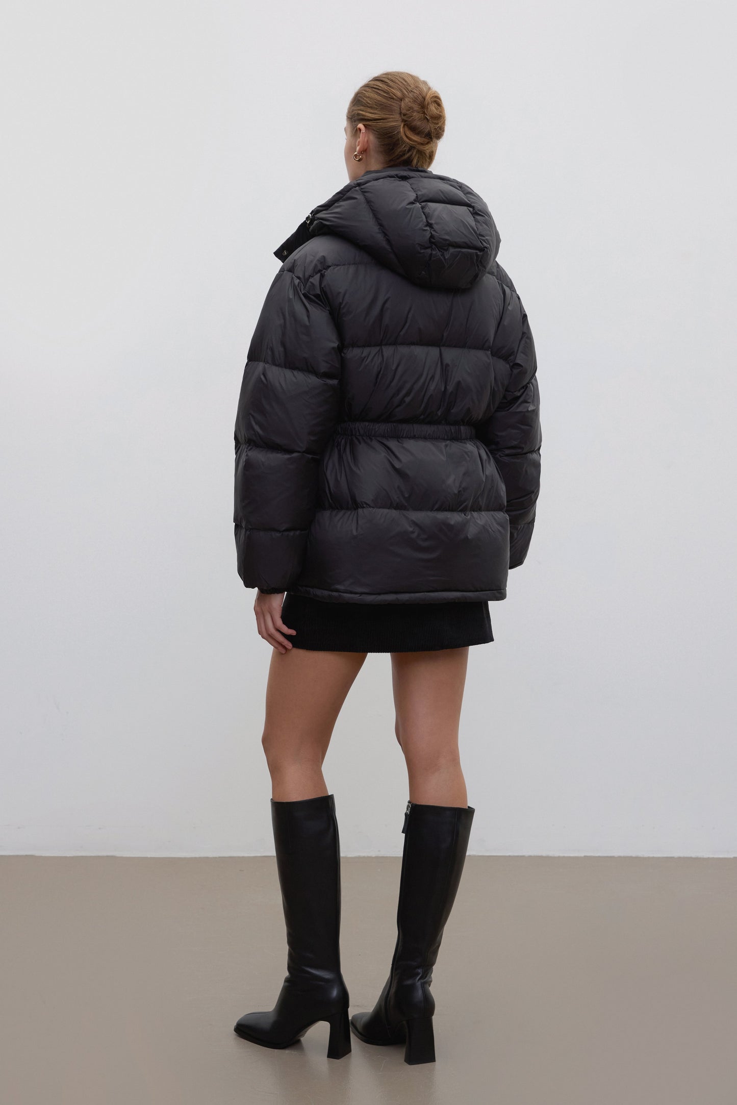 Czarna kurtka damska do bioder z puchem gęsim, z paskiem.