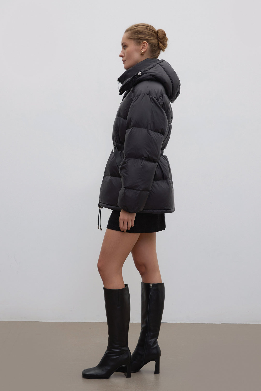 Damska czarna kurtka do bioder z puchem gęsim z paskiem Estro.