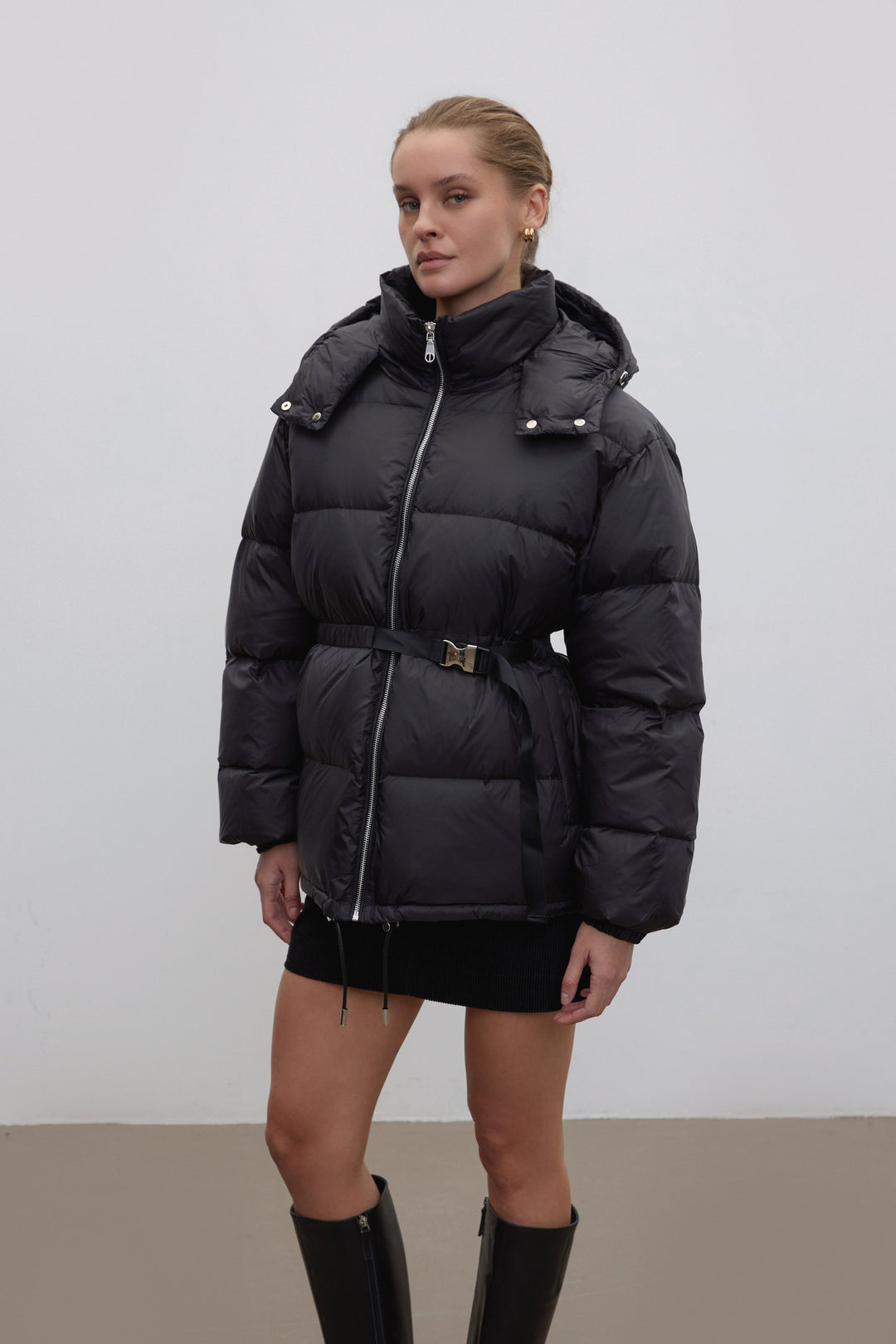 Kurtka damska do bioder, czarna, z puchem gęsim, z paskiem, Estro.