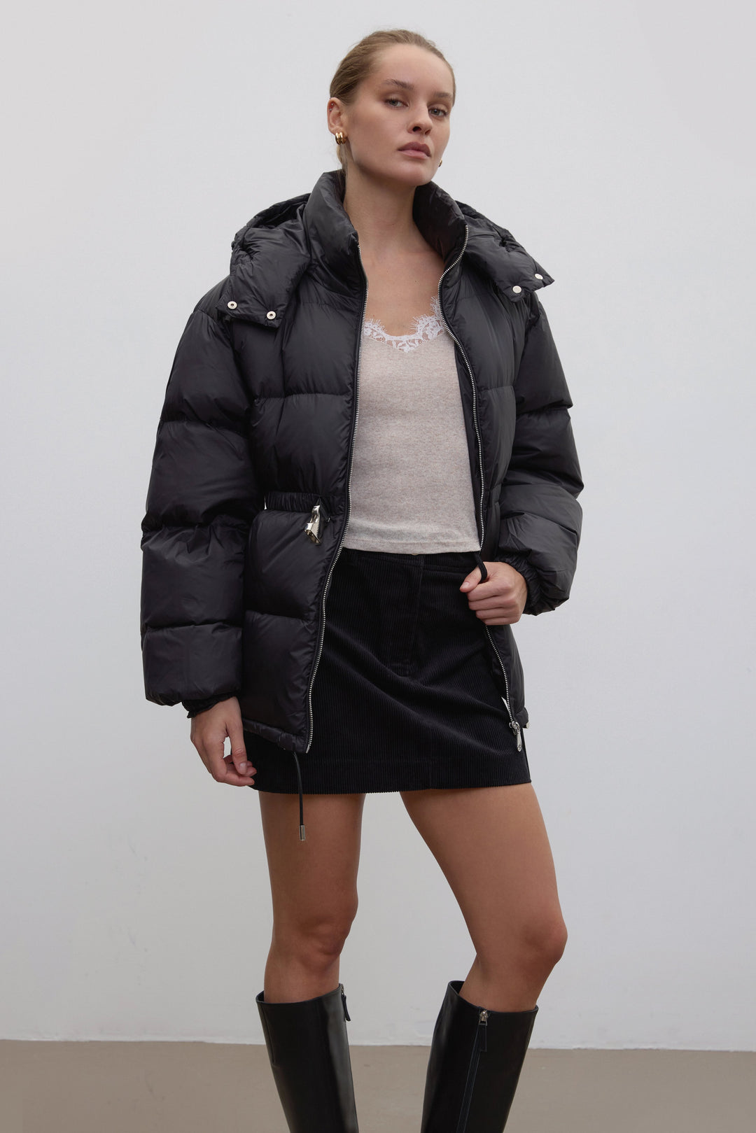 Czarna kurtka damska Estro do bioder, z puchem gęsim, z paskiem.