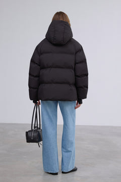 Czarna kurtka damska typu loose fit z puchem ekologicznym Estro.

