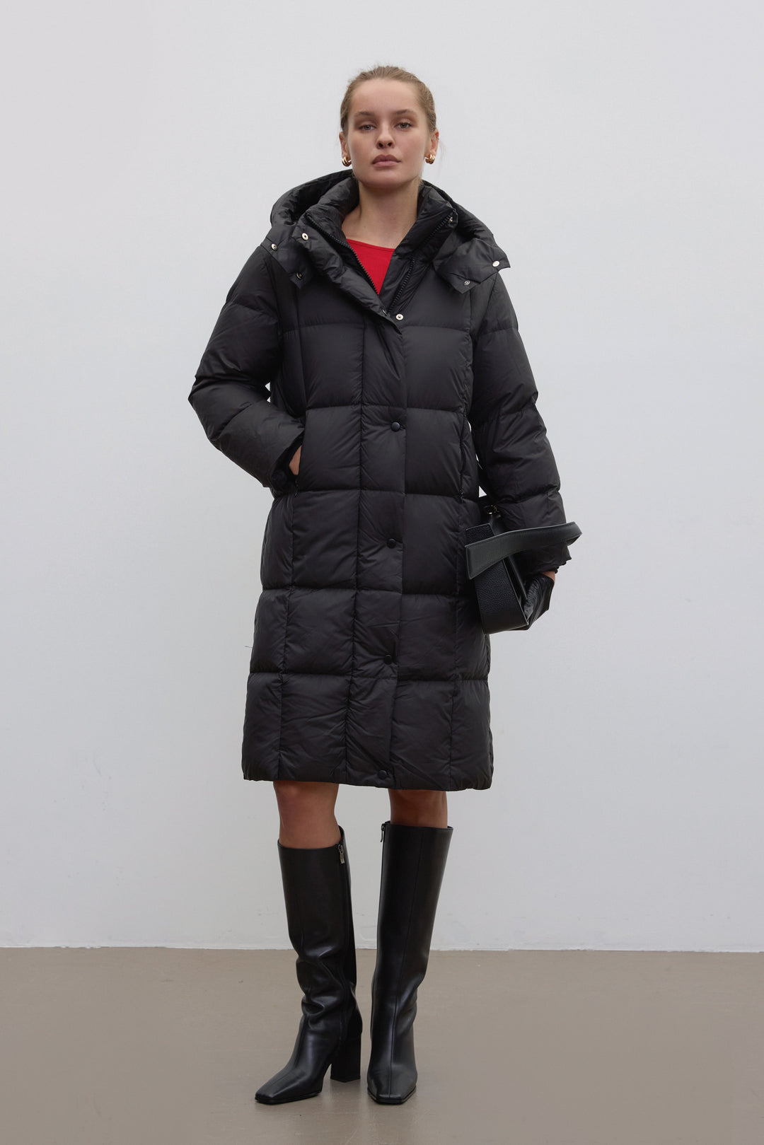 Czarna kurtka damska na zimę przed kolano Estro.